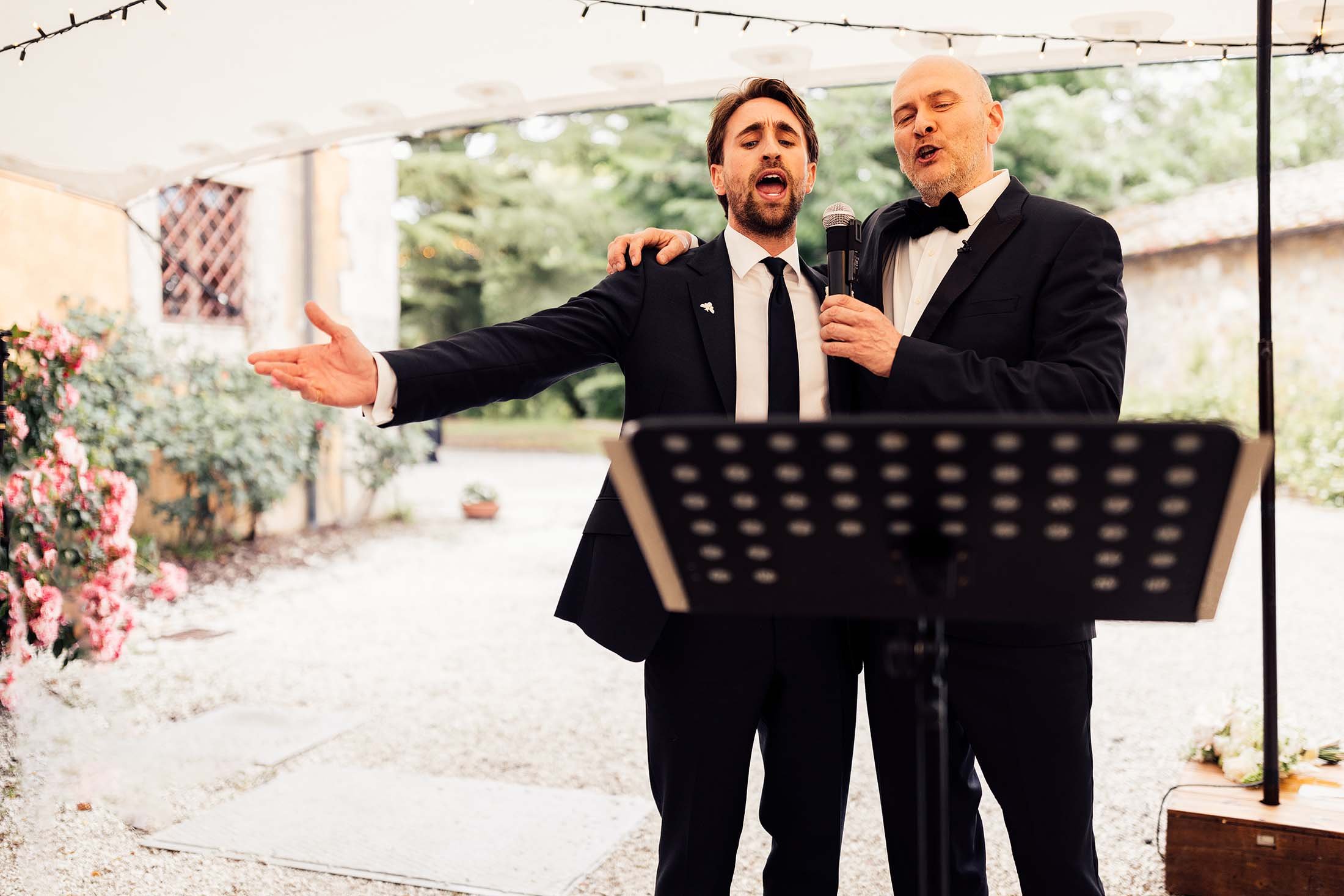 groom sings with italian tenor during dinner