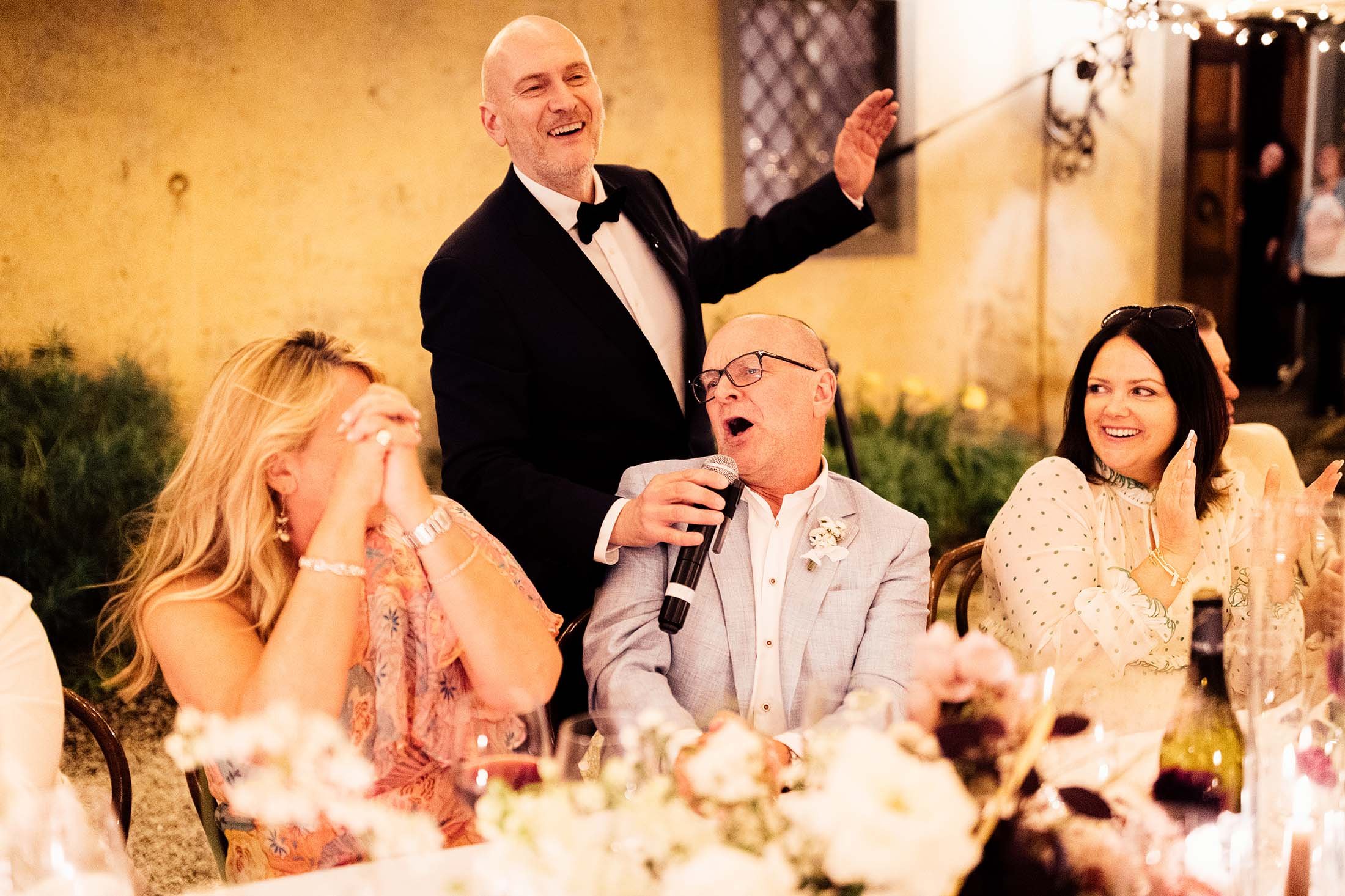 Italian tenor gets guest to sing along during wedding dinner at villa di ulignano
