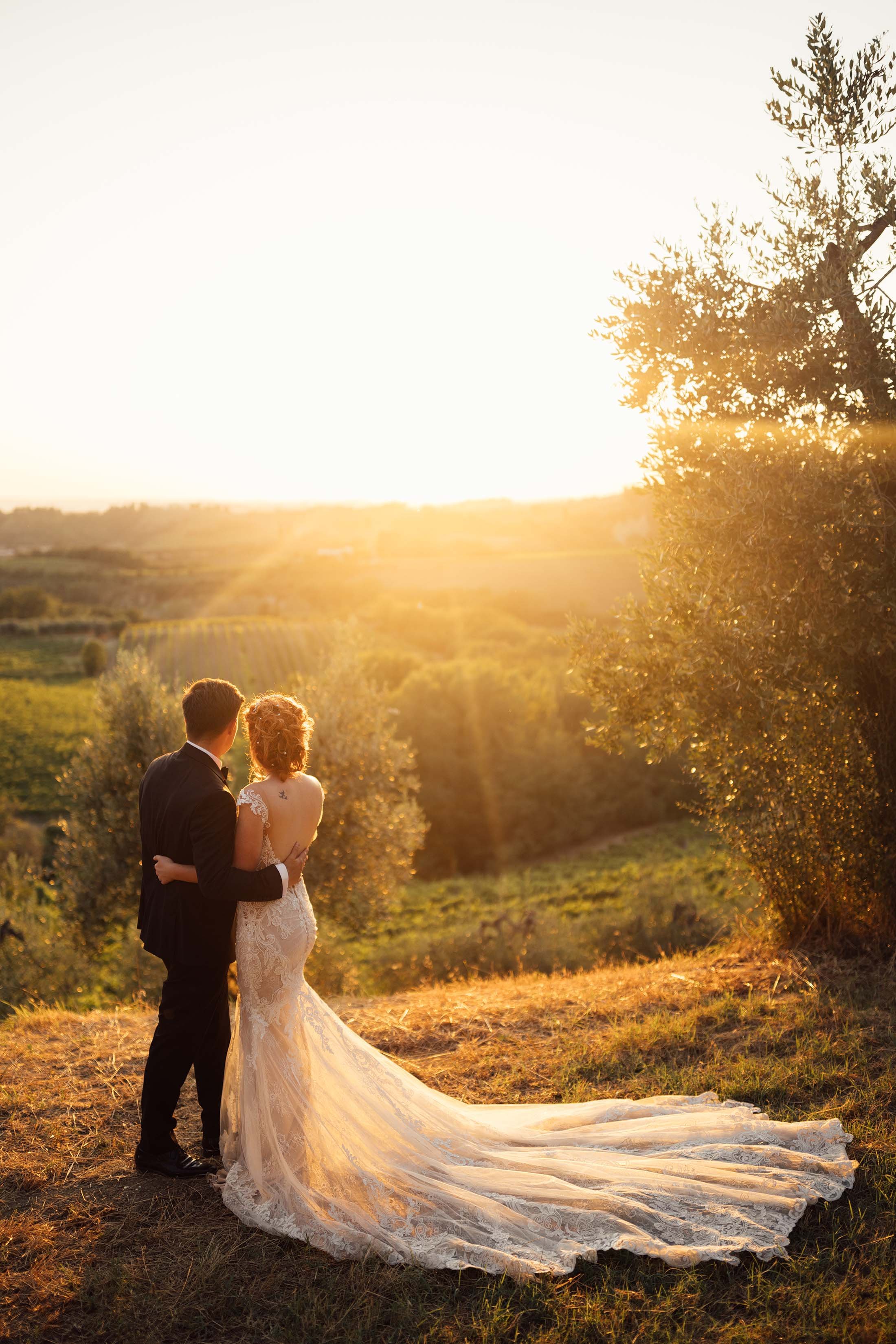 couple watch tuscan sunset at villa il pozzo