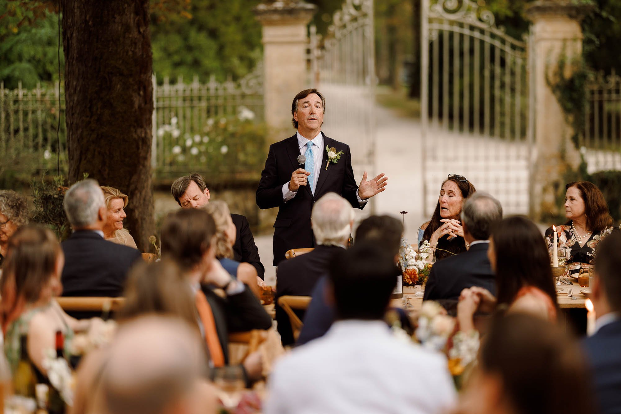 brides dad delivers speech outside 