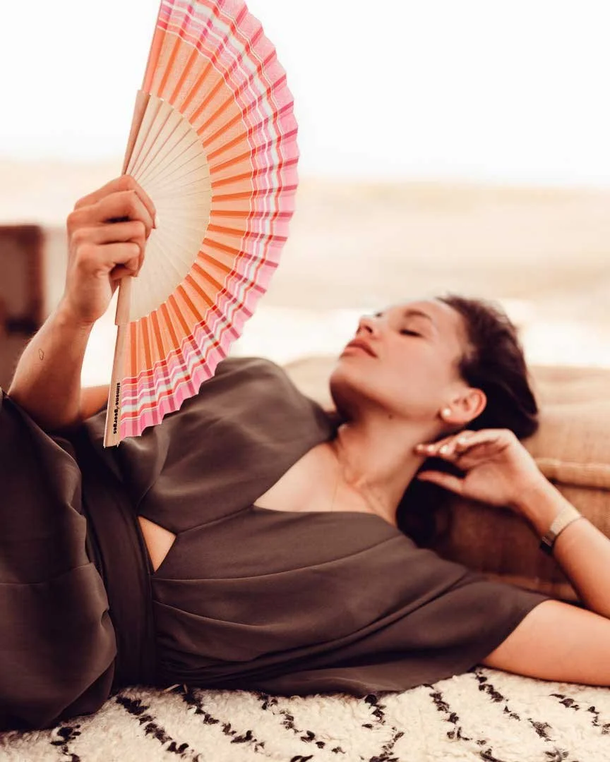 simone-et-george-eventail-chaleur-fraicheur-vent-frais-ete-elegance-toulon-canicule-la-londe-les-maures.jpg