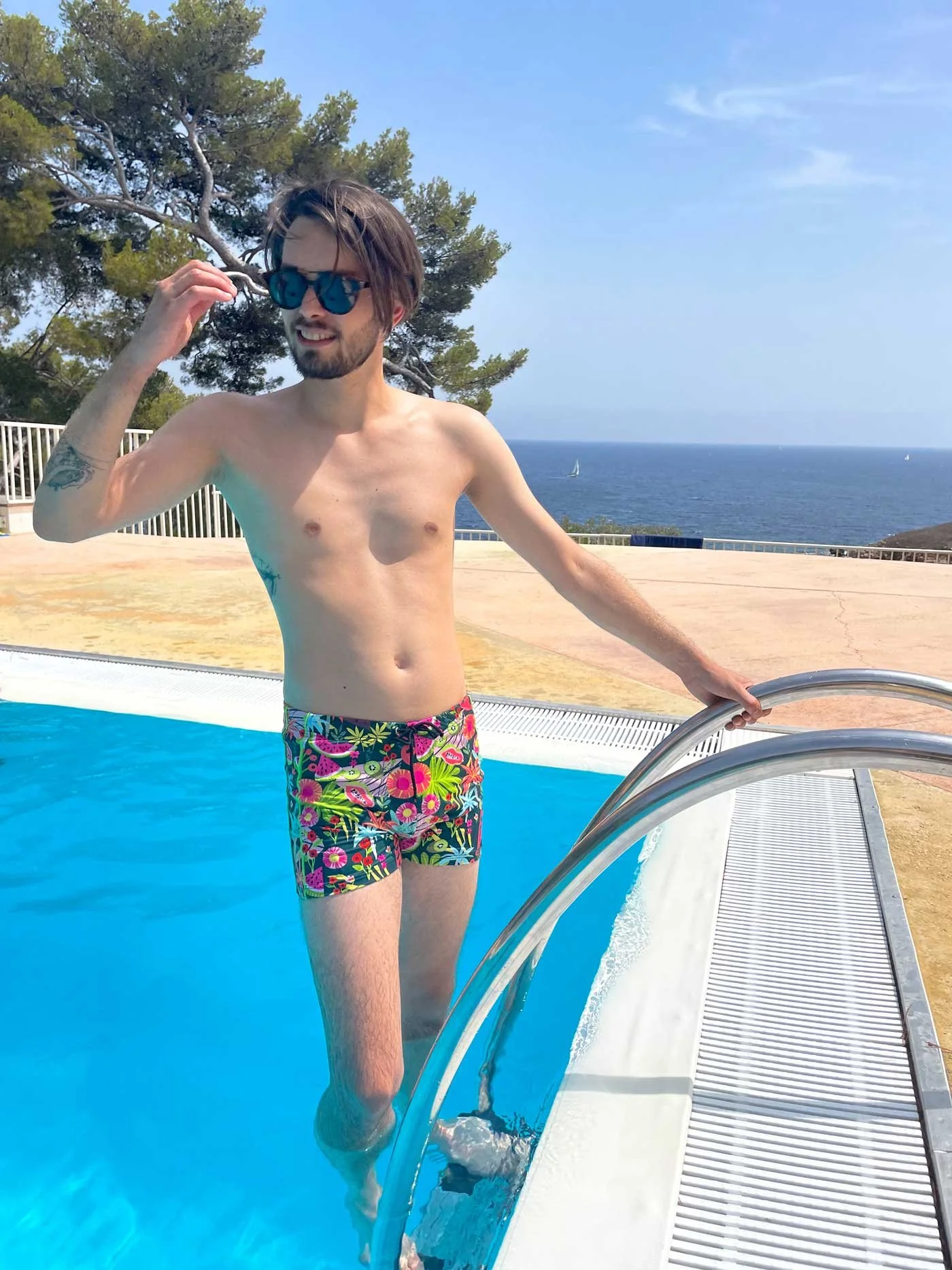 grain-de-sable-maillot-moulant-short-bain-piscine-imprime-colore-mer-vacances-ete.jpg