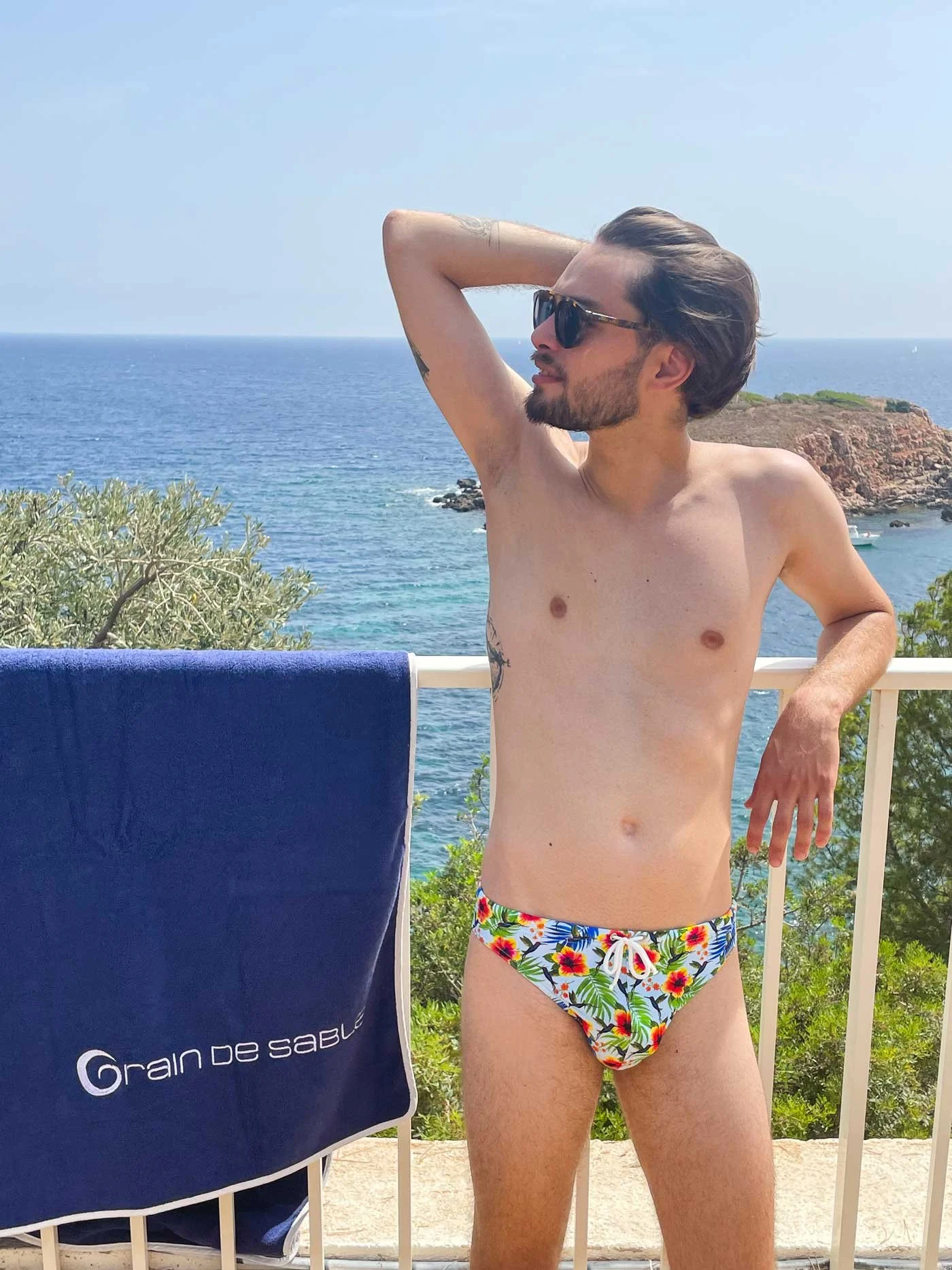grain-de-sable-slip-bain-homme-imprime-tropical-colore-serviette-mer-ile-vacances.jpg