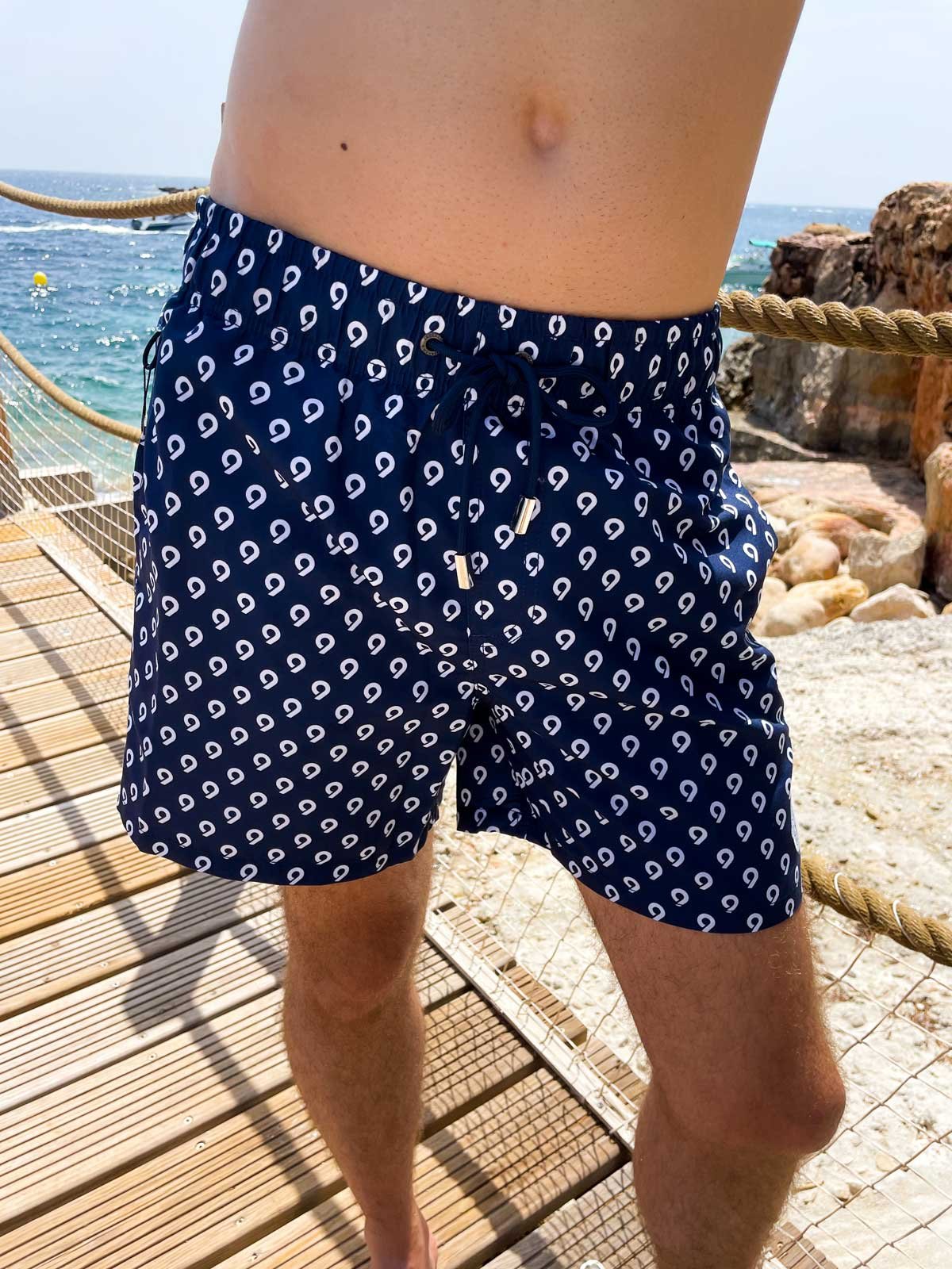 treeker-maillot-de-bain-homme-short-bleu-marine-blanc-imprime-mer-rochers.jpg