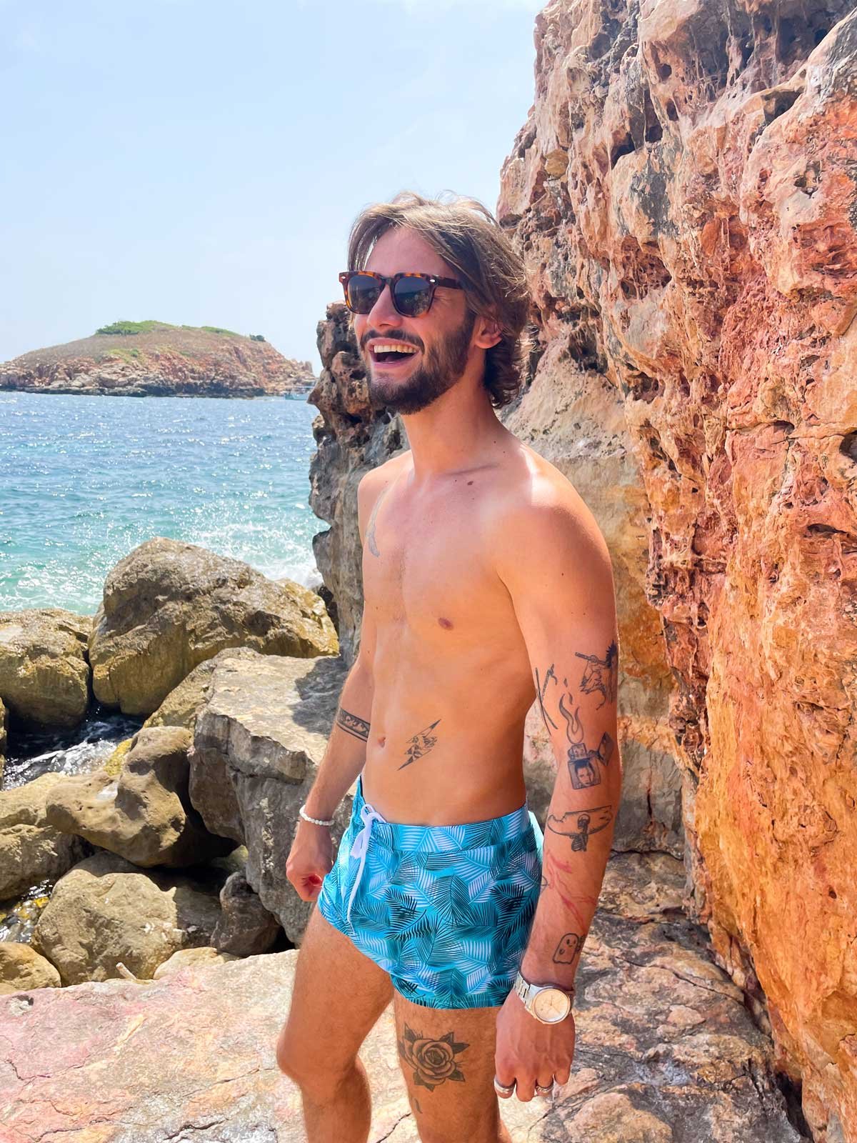 treeker-maillot-homme-moulant-bleu-tropical-sourire-vacances-mer-ile-beachwear-mode.jpg