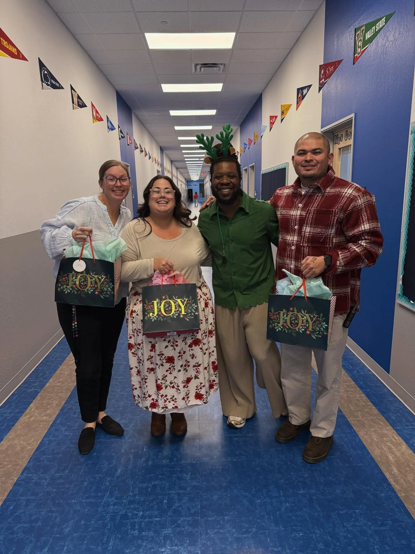 Happy holidays to the whole Vista community! ✨

&iexcl;Feliz navidades al comunidad entero de Vista!✨