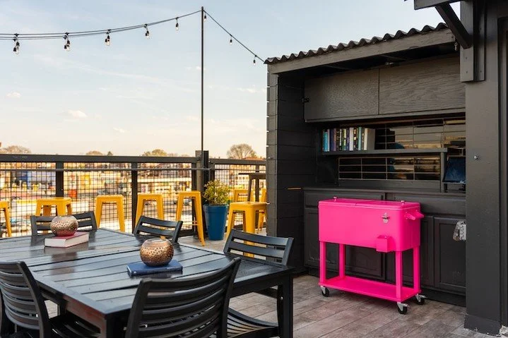 Rooftop season is calling&hellip; and this is your sign to answer ☀️🍸

Golden hour hits different up here&mdash;craft cocktails in hand, skyline views, and that perfect mix of laid-back and elevated energy.

Tag the friend you&rsquo;re bringing and 