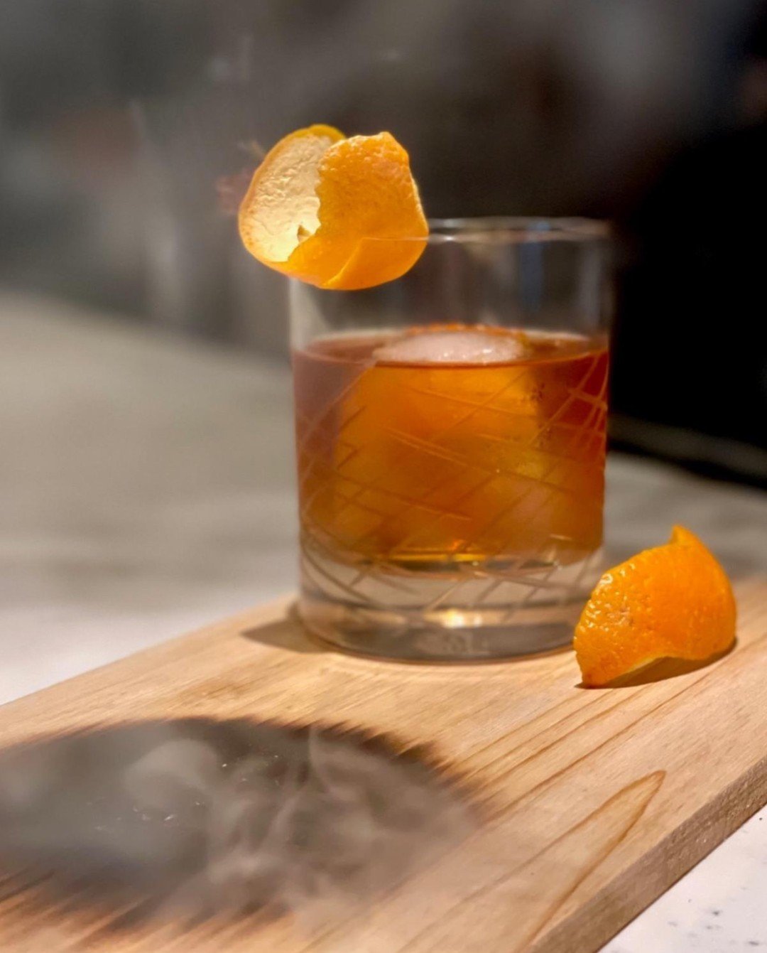 Who needs a real campfire when you can warm up with our Bourbon Campfire? 😉

bourbon, amaro, carpano antica formula vermouth, aromatic bitters, smoked cedar

#677prime #677 #upstatenewyork #steakhouse #albanyny #steak #bourbon #cocktails #fanfavorit