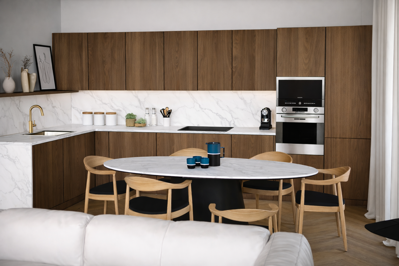 Cuisine ouverte rénovée dans un appartement parisien avec mobilier bois sur mesure