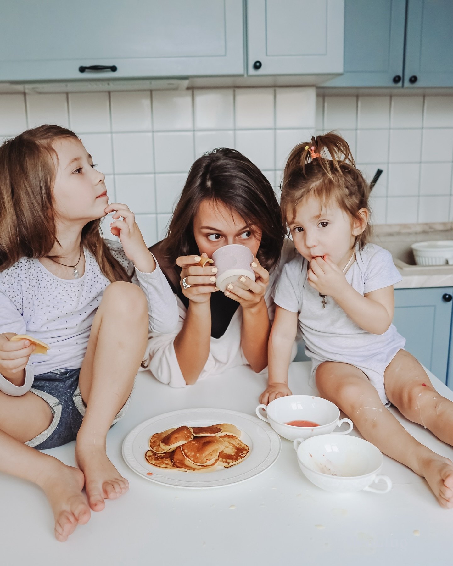 Hygge (aka hyoo-guh) is important, especially during the winter months. ☕️🧦 Learn how to add more coziness, simple pleasures and fun with your loved ones into your winter lifestyle on this week&rsquo;s episode of the @geriatric_mamas podcast. LIVE 0