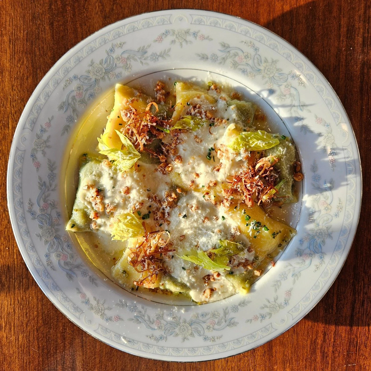 Agnolotti Doppio

Ricotta &amp; spinach stuffed house pasta, peppered walnuts, pecorino, celeriac foam, lemon beurre blanc.

$34