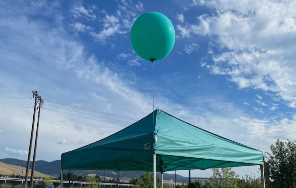 turquoise tent with large turquoise helium balloon