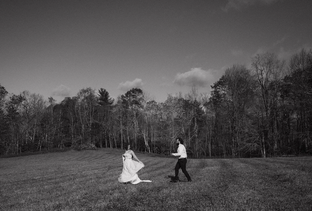 Reminiscing on Terry &amp; Taylorrose&rsquo;s fall session because I&rsquo;ll be heading back to North Carolina next month for another wedding 🤍🍂

One of my recommendations to couples is to put your wedding day attire back on for a session in a bea