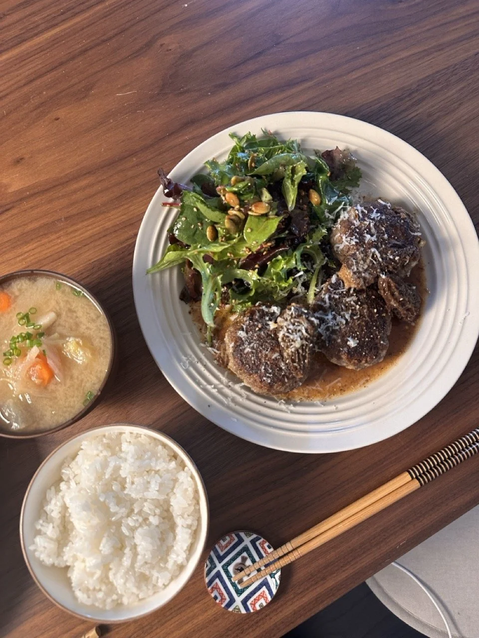 Tojiru (pork miso soup) and hamburg steak with morel sauce