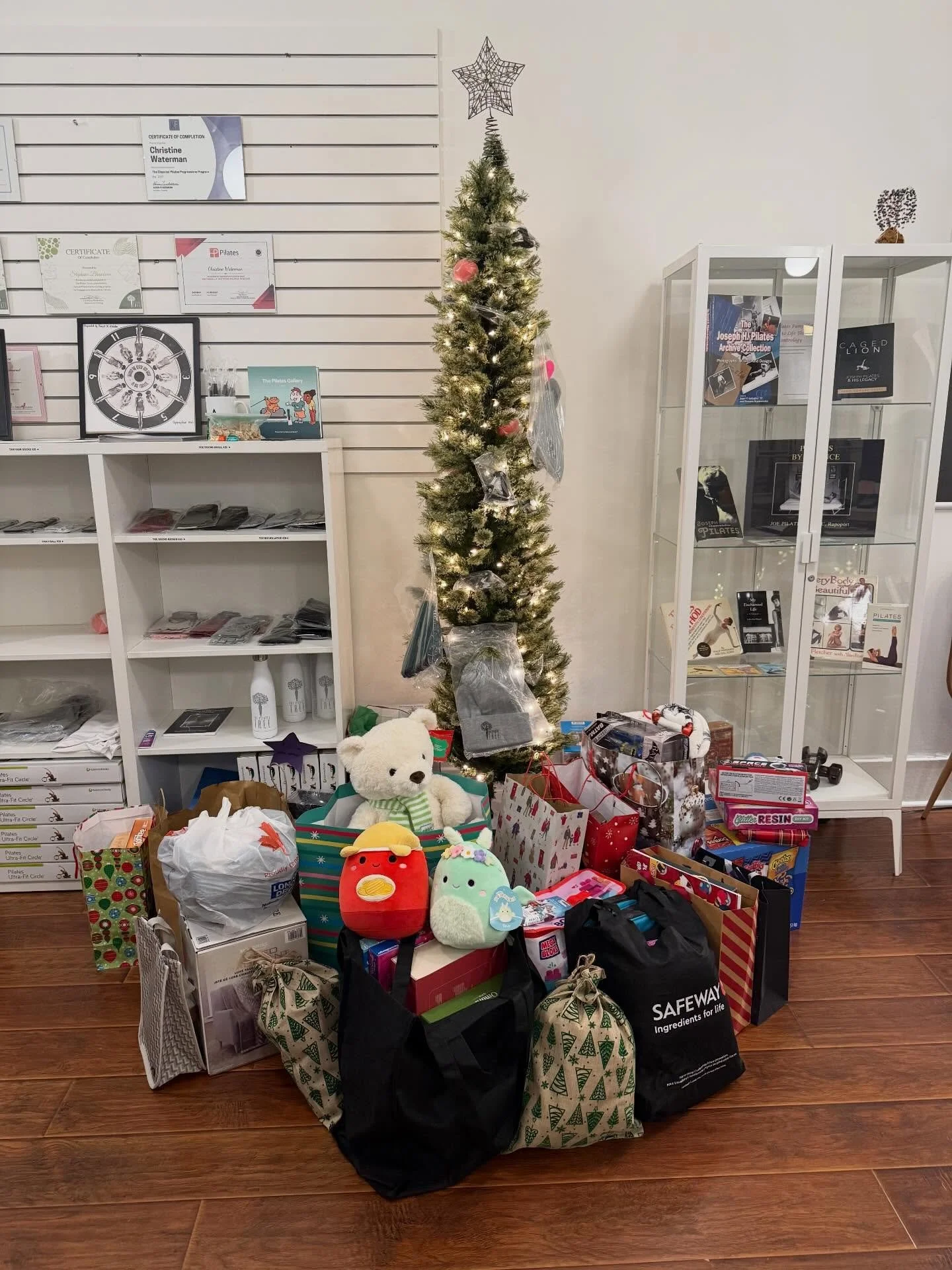 Our hearts are full 🤍
Thanks to the generosity of our amazing clients, we were able to donate a large collection of gifts and essentials to the women&rsquo;s shelter. Thank you for making a difference this holiday season 🎄✨