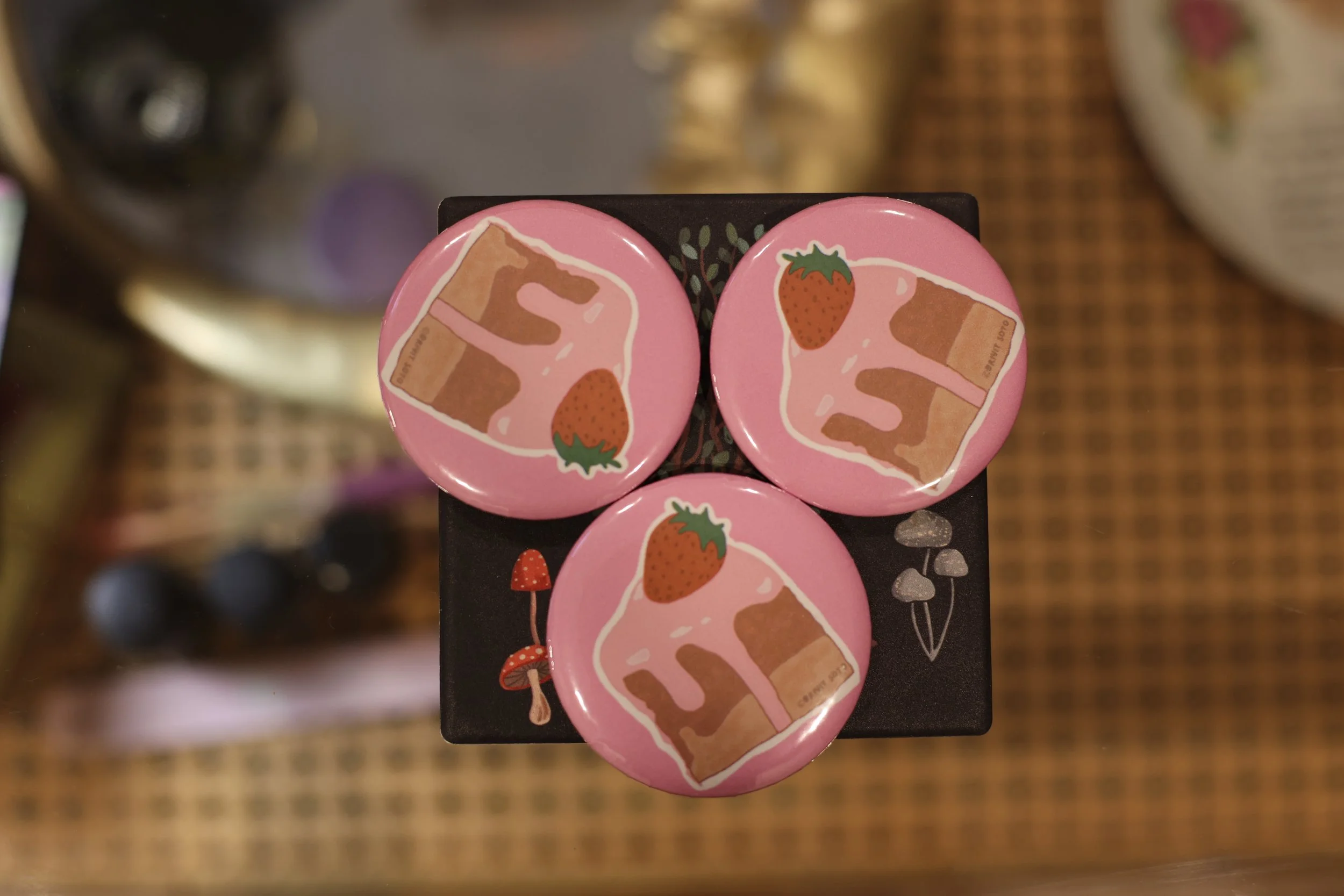 SHORTBERRY CAKE -PIN-BACK BUTTON