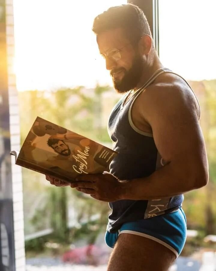 @lobosificado sent me a cute pic of himself enjoying his copy 🥰.

He says &ldquo;This amazing book reminds me a lot of my own life... filled with amazing illustrations from artists from around the world&rdquo;.

Thank you Ranyer and whew 🩲👌😄!!

I
