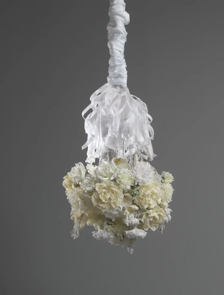 〈無題 #1419（布魯諾·舒爾茨：鱷魚街）〉，2016，特製蠟、顏料、絲花、緞帶、鋼材、鋼棒、鐵絲、膠帶、環氧樹脂、3/8 英寸 30 級鏈條、快扣卸扣、雙頭轉環扣、絲質杜徹斯緞、魔鬼氈、縫線、紙巾與塑料，39 x 20 x 20 英寸 | 99.〈無題 #1419（布魯諾·舒爾茨：鱷魚街）〉，2016