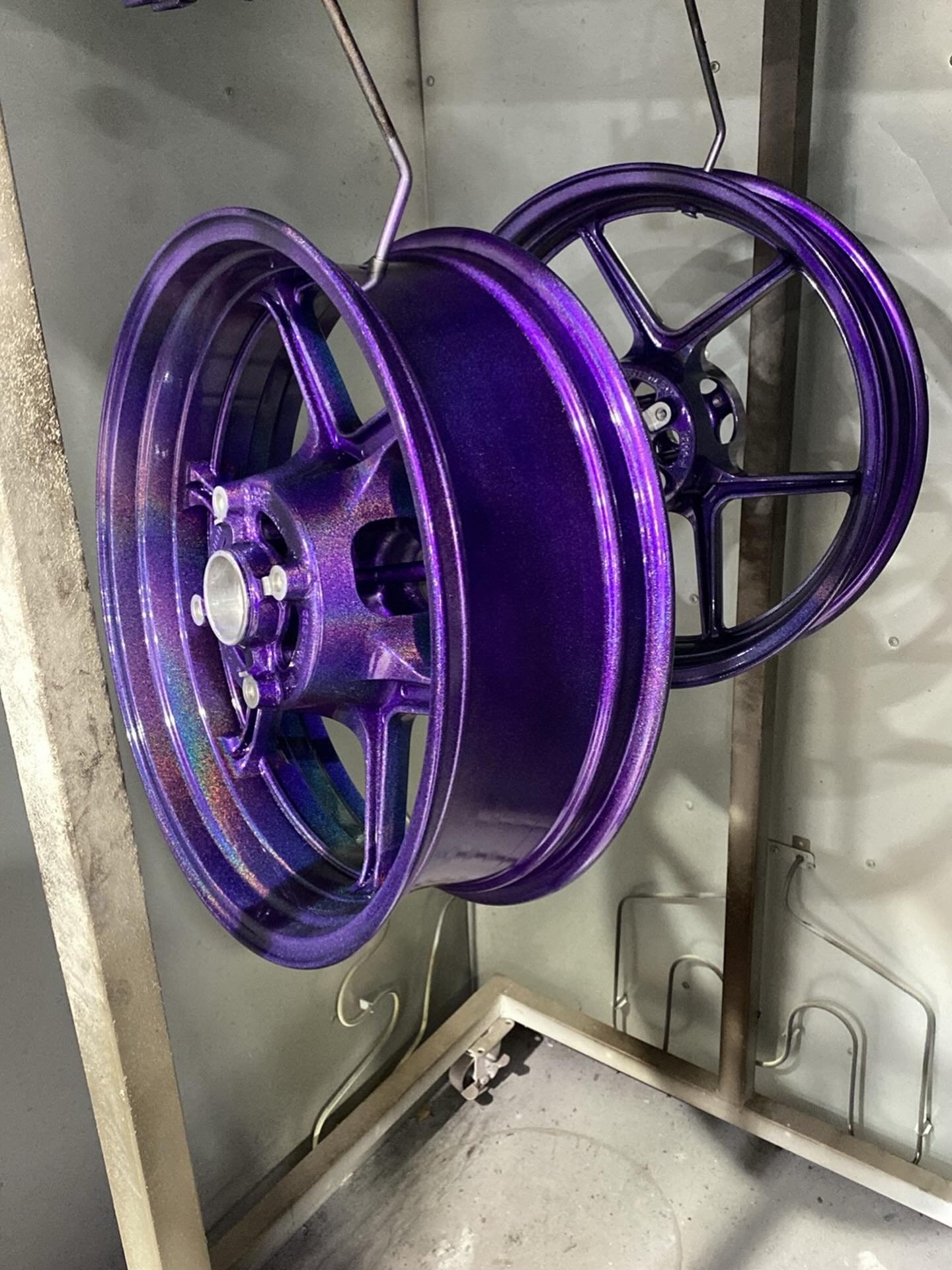 Such a sick color! @636ontop Been so busy setting up shop and making the ad I haven&rsquo;t had a chance to post our recent projects
✔️
✔️
✔️
✔️
✔️
#popshopgarage #powdercoated #car #wheel #motorcycle