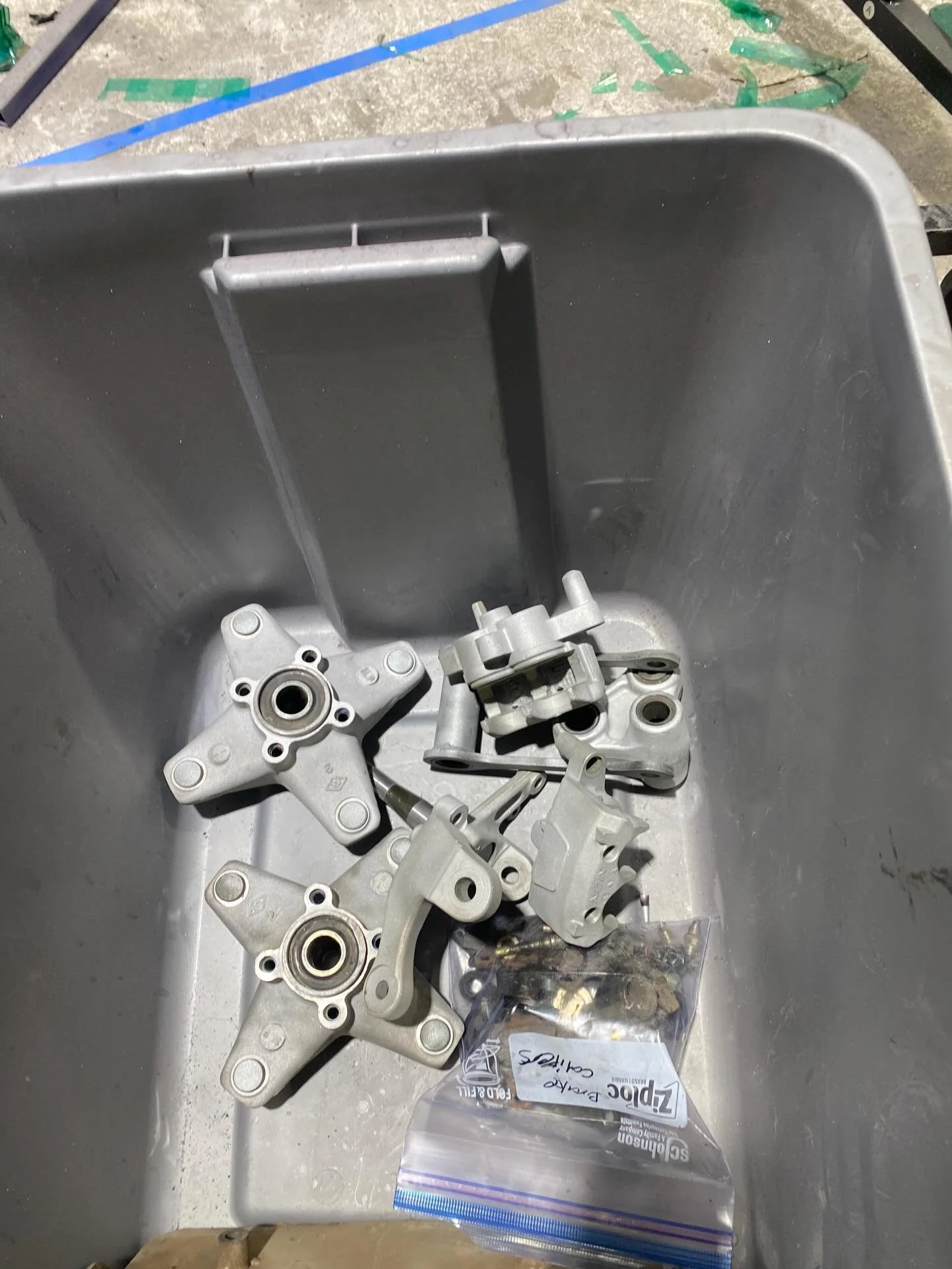 Prep is everything 👌

Freshly sandblasted and ready for powder. Clean surface, proper profile, and no shortcuts, this is where durability starts.

The finish only looks as good as the prep underneath it.

What color would you throw on these? 👇

📍 