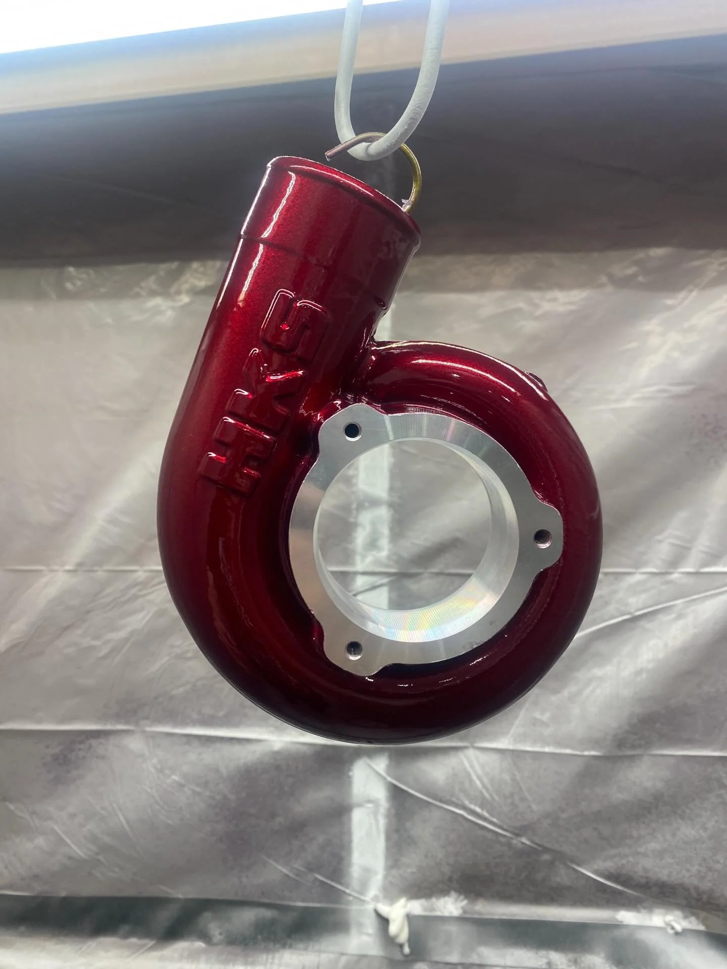 Turbo housing finished in Illusion Cherry for this 350Z &mdash; deep metallic red with insane depth and gloss.

Built to handle the heat and look good doing it.

Details matter when you&rsquo;re building a proper Z.

Would you run Illusion Cherry und
