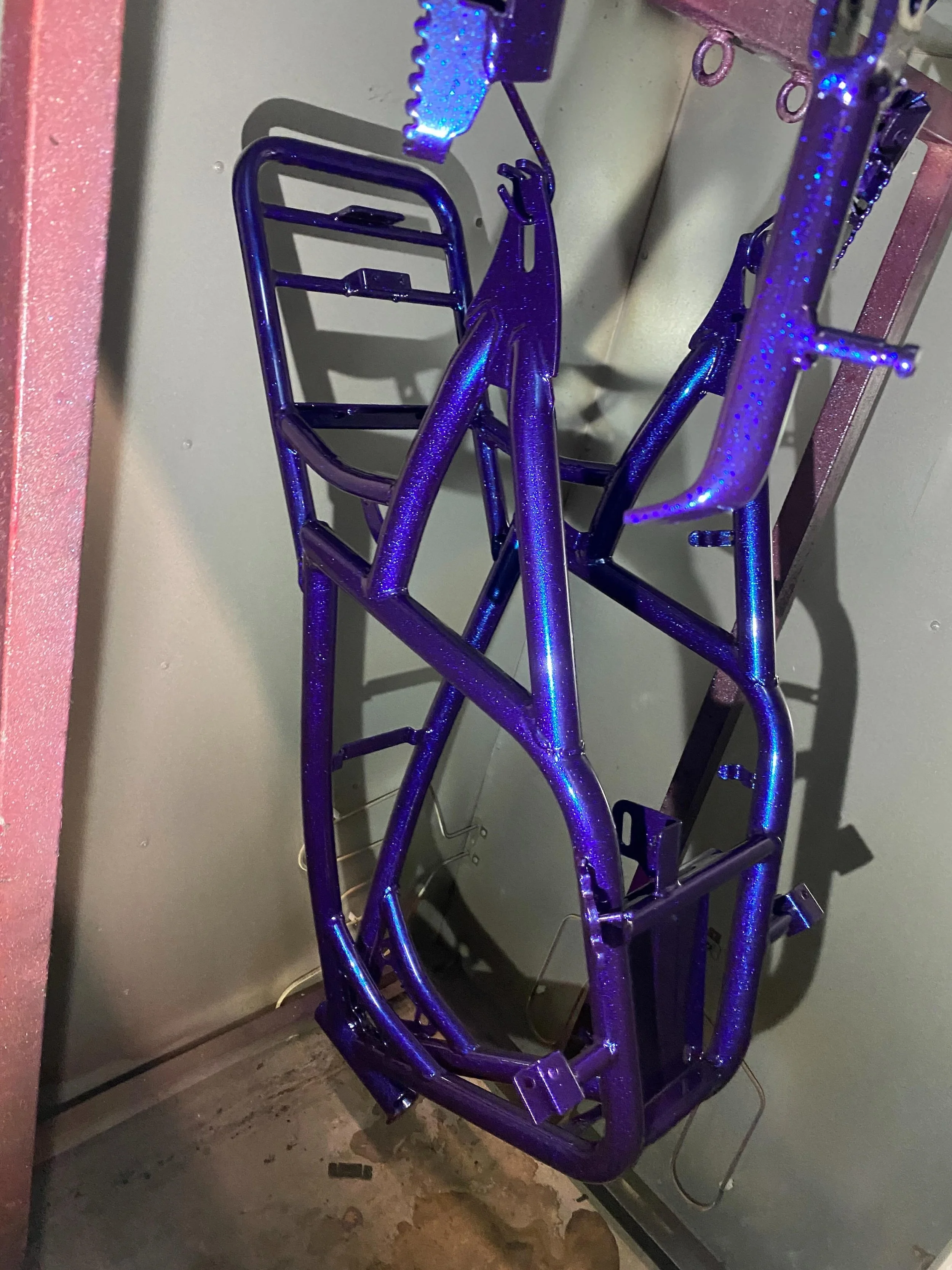 Dirty Magic doing its thing 🔥😮&zwj;💨

Bike frame coated in this insane color-shifting finish with deep metallic flake and crazy light transition.

Photos don&rsquo;t even do this one justice.

Purple, blue, or both? 👀

📍 Colorado
📩 DM for powde