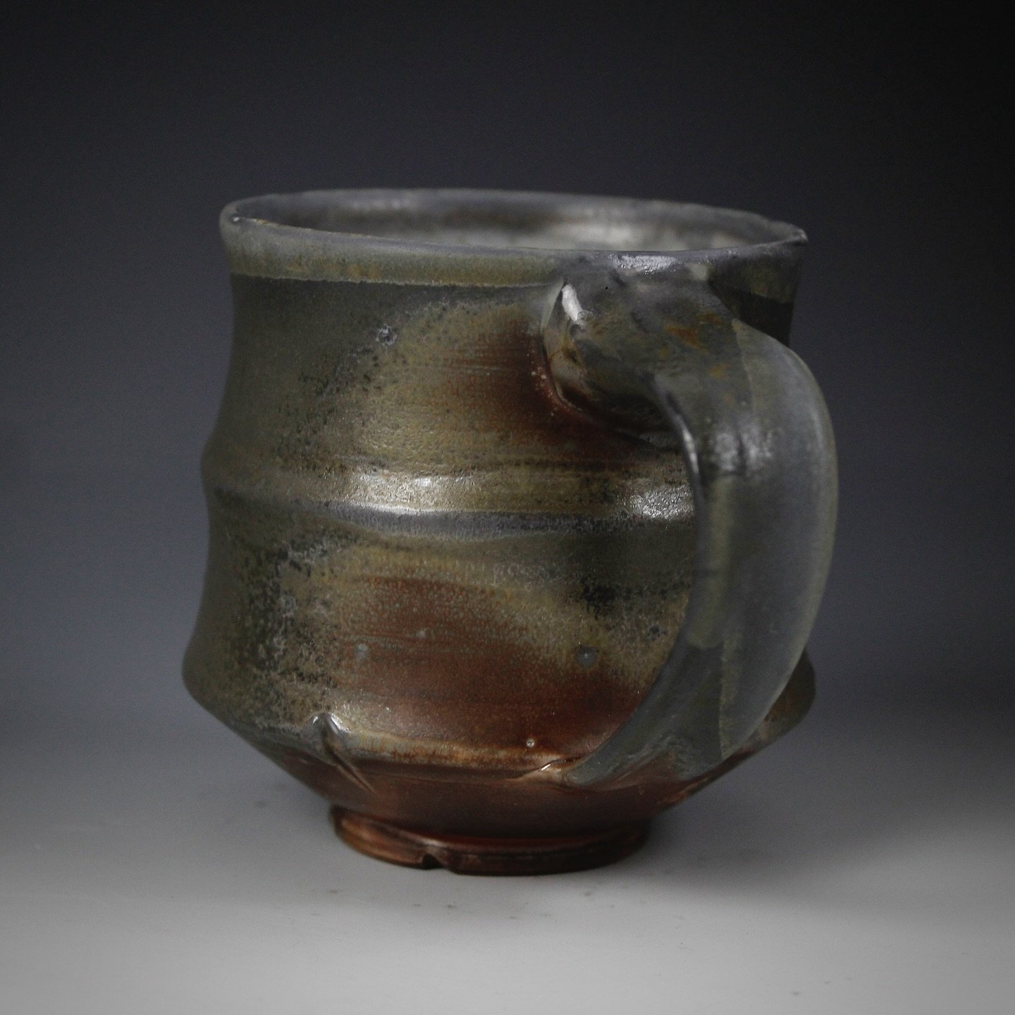 🎶&ldquo;If there&rsquo;s one thing that I&rsquo;ve found it&rsquo;s that there&rsquo;s nothin&rsquo; to find. I&rsquo;m gonna water them seeds that make me feel alive.&rdquo;🎵
~ Proxima Parada 

#handmademug #woodfired #woodfiredpottery #ceramics #