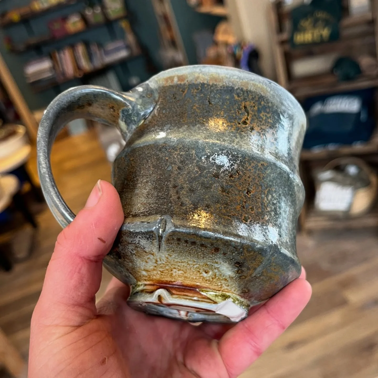Fish skin finish 🐟 on this refire! ✨I love the element of surrender that comes with wood firing.

#ceramics #woodfiring #woodfiredpottery #handmade #potterystudio #coloradopotter