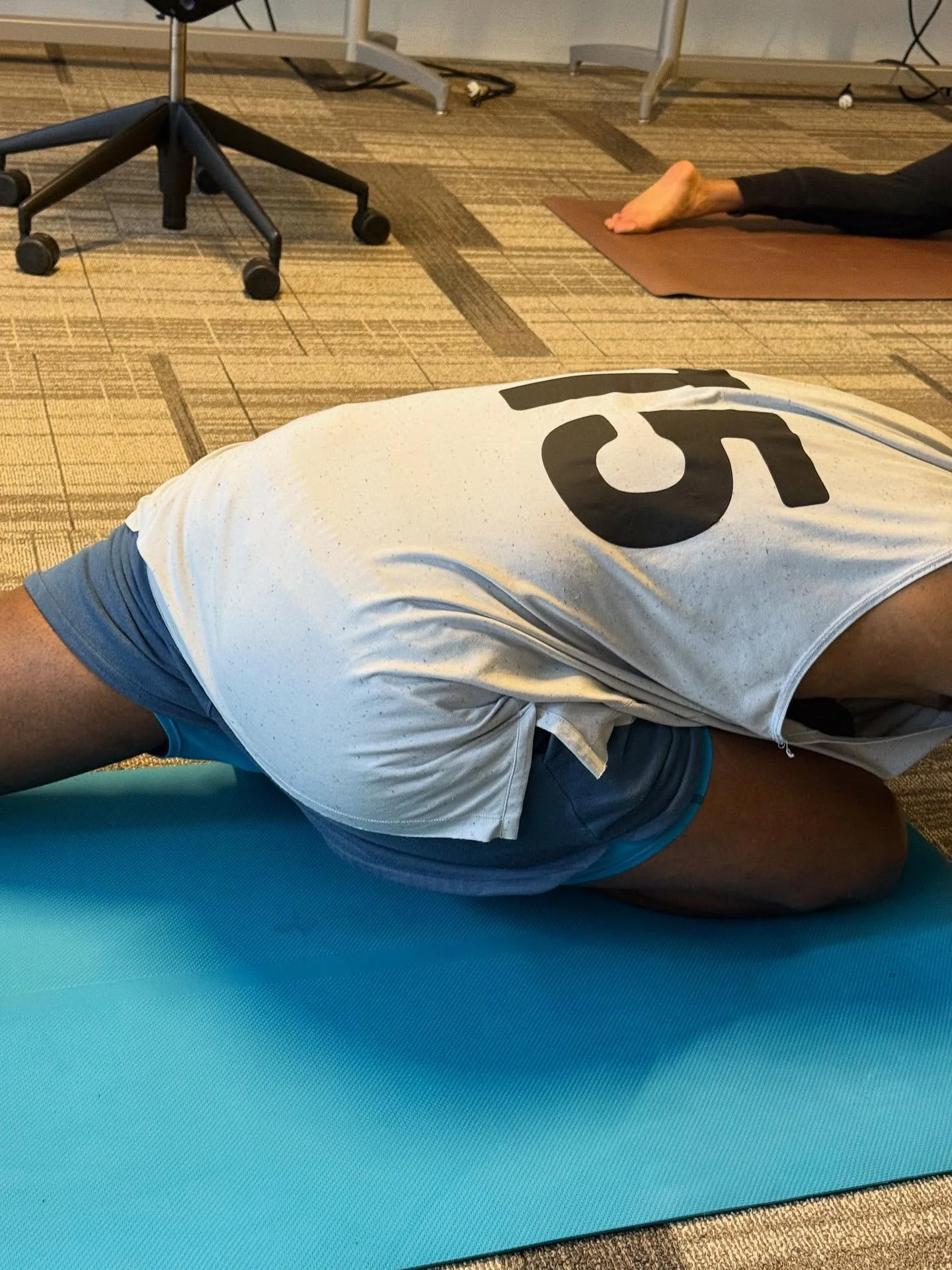 Use chairs as props when you&rsquo;re in the office. In this yoga class we focused on stretching and strengthening the glutes. 🏋🏻