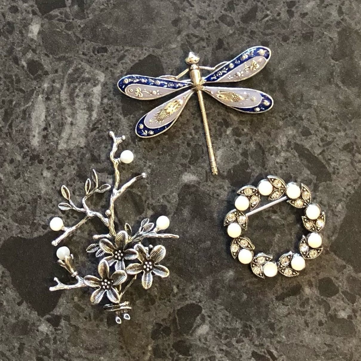 The perfect gift for mum this Mothers Day is an AU BOUT DES R&Ecirc;VES French brooch. 

A beautiful collection available in store.

#alburypictureframers #alburywodongabusiness #alburylaneways #alburywodonga #amplane #alburyframing #alburygifts