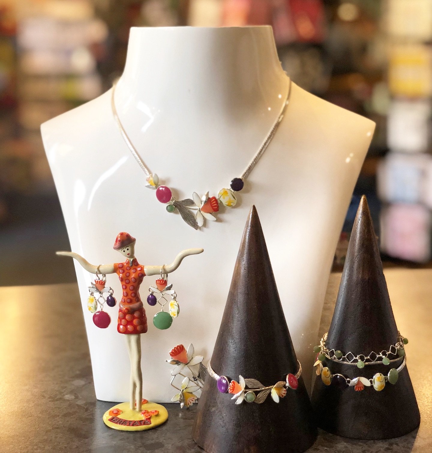 Spring Blooms, from @taratatabijoux latest collection. Just in time for summer (and Christmas). 

#alburypictureframers #taratatabijoux #alburyjewellery #alburywodonga #onthebirder #alburycbd #alburygiftstore