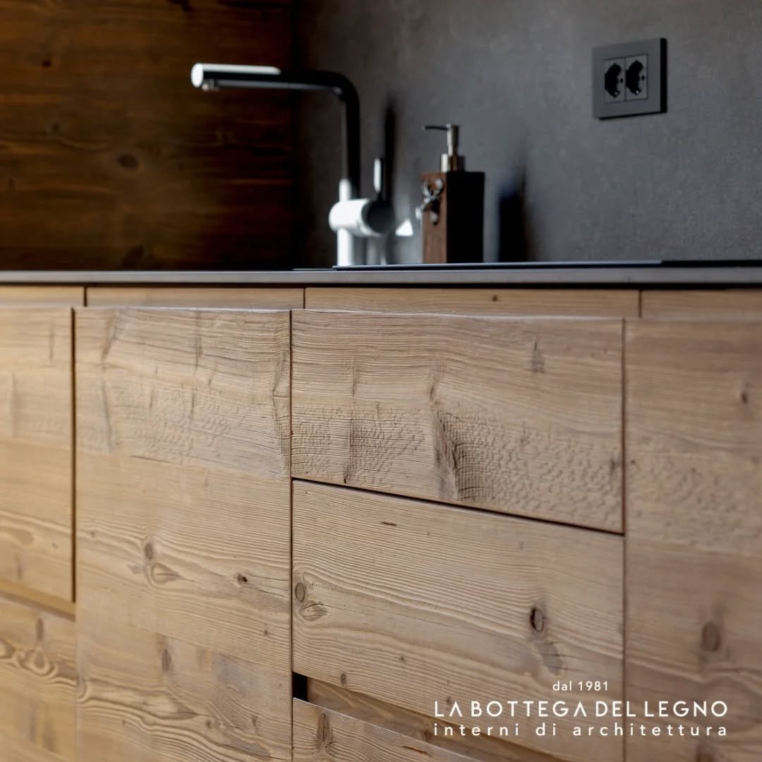 Si tratta di una magia?✨️
La vena del legno che prosegue senza interruzioni &egrave; il segno distintivo di una cucina fatta su misure per te.
Un dettaglio che incanta gli occhi.. e racconta tutta un'altra storia🌿

#arredamento_valdidentro #labotteg