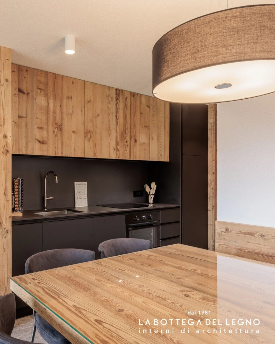 .
𝑰𝒍 𝒇𝒂𝒔𝒄𝒊𝒏𝒐 𝒅𝒆𝒍 𝒄𝒐𝒏𝒕𝒓𝒂𝒔𝒕𝒐

Il calore del legno vecchio incontra la modernit&agrave; della cucina in Fenix con top in Dekton: un contrasto materico ed emozionante che dona carattere e armonia a tutto l&rsquo;ambiente. 

Progetto: