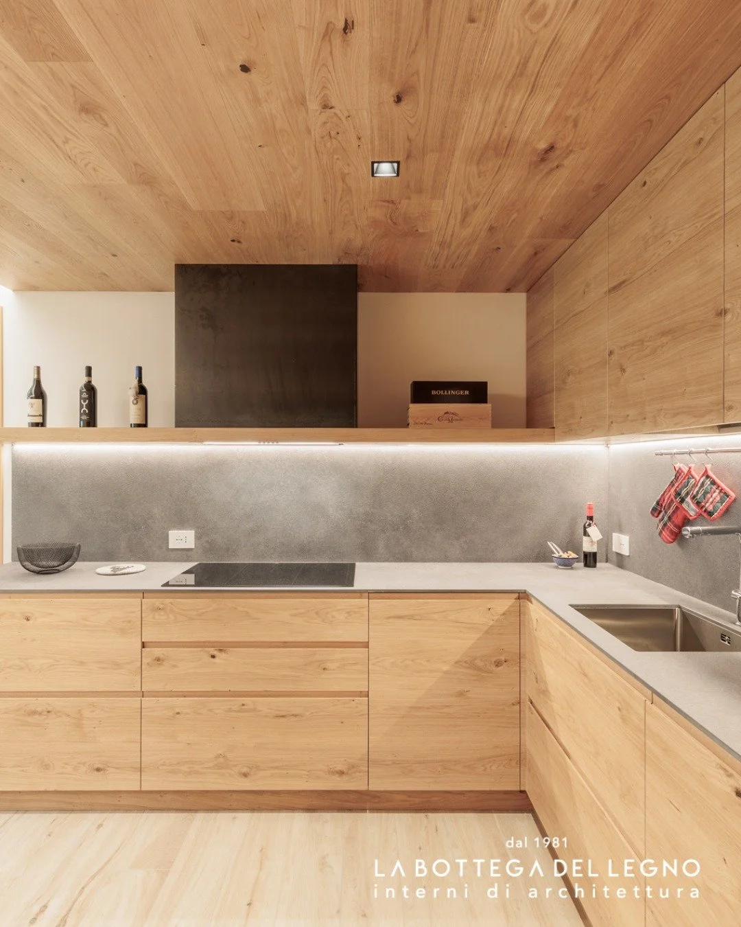 .
𝑪𝒖𝒄𝒊𝒏𝒂𝒓𝒆 𝒅𝒊𝒗𝒆𝒏𝒕𝒂 𝒑𝒊𝒂𝒄𝒆𝒓𝒆
Una cucina che accoglie fin dall’ingresso.
Il controsoffitto dona intimità, mentre la composizione ad angolo offre spazio e funzionalità: un ambiente che invita a vivere e condivid