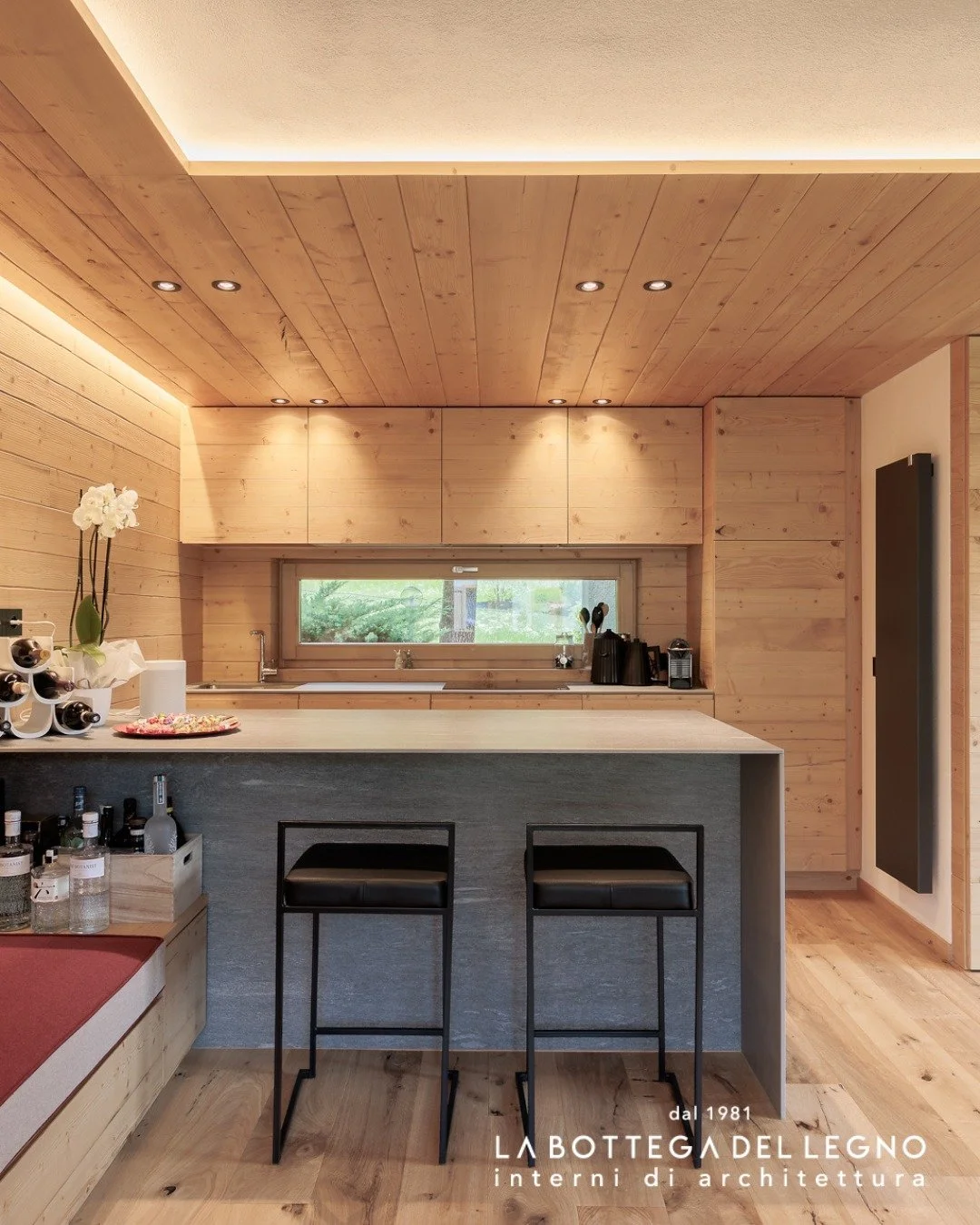 .
𝑫𝒖𝒆 𝒎𝒂𝒕𝒆𝒓𝒊𝒆, 𝒅𝒖𝒆 𝒄𝒂𝒓𝒂𝒕𝒕𝒆𝒓𝒊, 𝒖𝒏&rsquo;𝒖𝒏𝒊𝒄𝒂 𝒂𝒓𝒎𝒐𝒏𝒊𝒂

Un ambiente che avvolge e conquista.
Il legno, protagonista assoluto, riveste pareti e controsoffitto creando un&rsquo;atmosfera calda e accogliente, dove ogni 