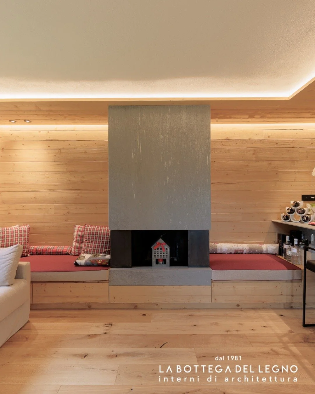 .
𝑫𝒐𝒗𝒆 𝒊𝒍 𝒕𝒆𝒎𝒑𝒐 𝒓𝒂𝒍𝒍𝒆𝒏𝒕𝒂

Al centro di una parete in legno, il caminetto trova la sua casa. Il rivestimento in pietra di Vals ne esalta la forza, mentre le nicchie in ferro aggiungono equilibrio e carattere.

I morbidi cuscini invi