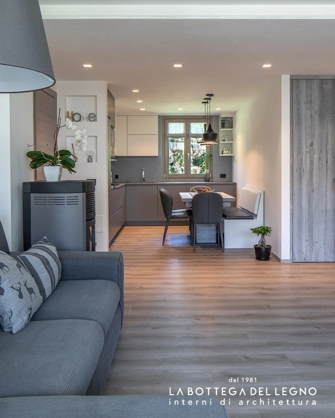 .
𝑨𝒓𝒎𝒐𝒏𝒊𝒂 𝒕𝒓𝒂 𝒍𝒆𝒈𝒏𝒐 𝒆 𝒍𝒂𝒄𝒄𝒂𝒕𝒐

In questo appartamento, il legno antico, ingrigito dal sole, diventa il filo conduttore cromatico dell&rsquo;intero ambiente. La cucina, con le sue superfici laccate in grigio e bianco, ne esalta 