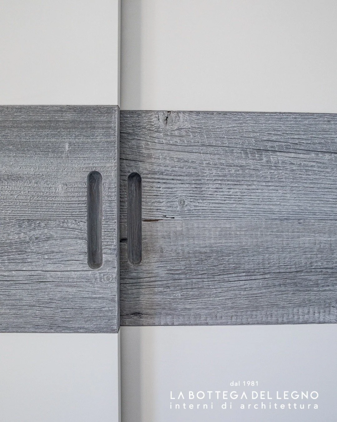 .
𝑰𝒍 𝒇𝒂𝒔𝒄𝒊𝒏𝒐 𝒅𝒆𝒍 𝒍𝒆𝒈𝒏𝒐 𝒊𝒏𝒈𝒓𝒊𝒈𝒊𝒕𝒐 𝒅𝒂𝒍 𝒔𝒐𝒍𝒆

Le maniglie incassate nel legno vecchio, inserite nelle ante scorrevoli laccate bianche, donano un senso di leggerezza e calore naturale.

Progetto: @bearprogetti_ 

#labotte