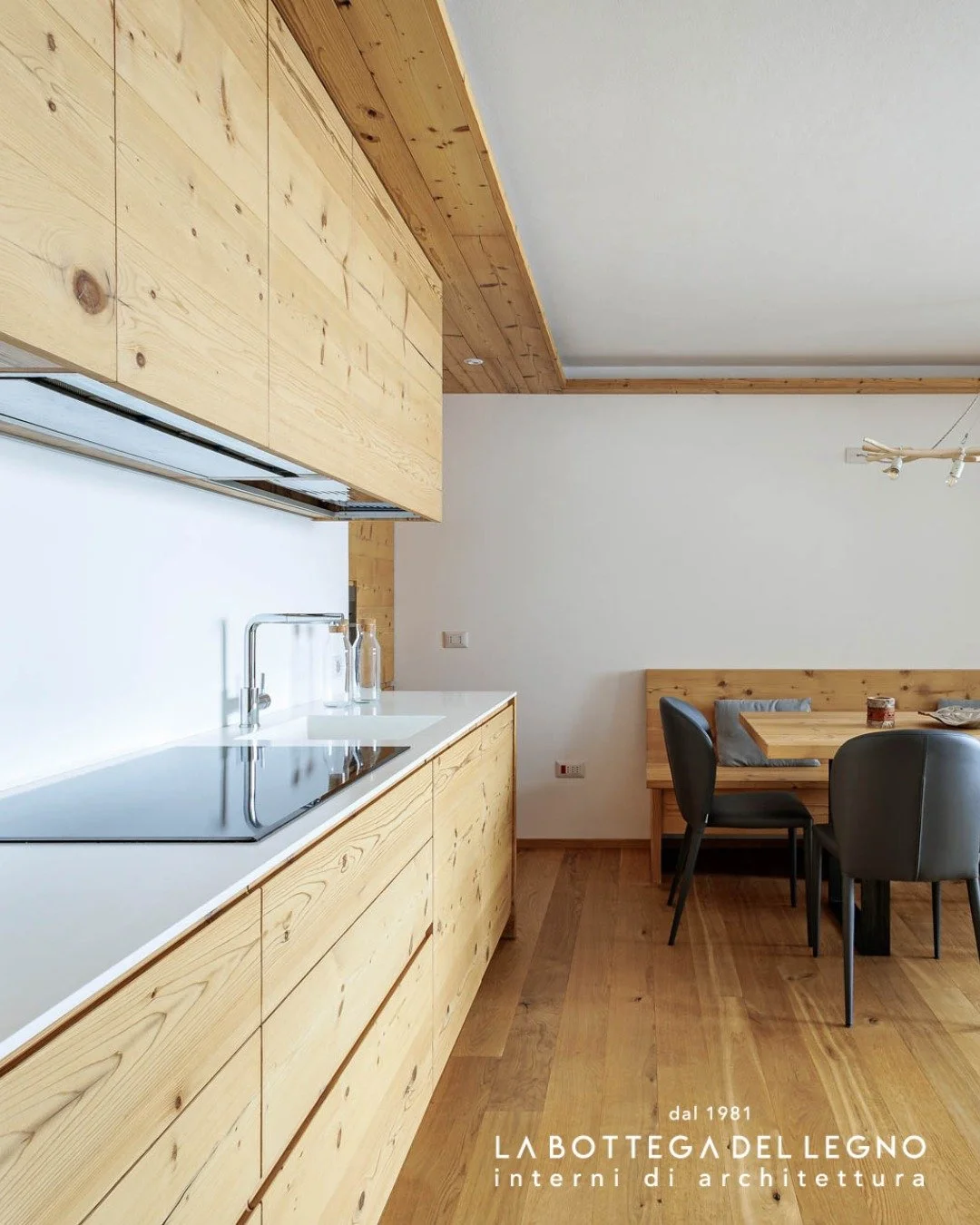 .
𝑬𝒔𝒔𝒆𝒏𝒛𝒊𝒂𝒍𝒆, 𝒂𝒖𝒕𝒆𝒏𝒕𝒊𝒄𝒂

Cucina in abete vecchio con piano in Betacryl bianco: linee essenziali e materiali a contrasto per un effetto che sorprende, dove il calore del legno incontra la purezza del design.

Progetto: @la_bottegade