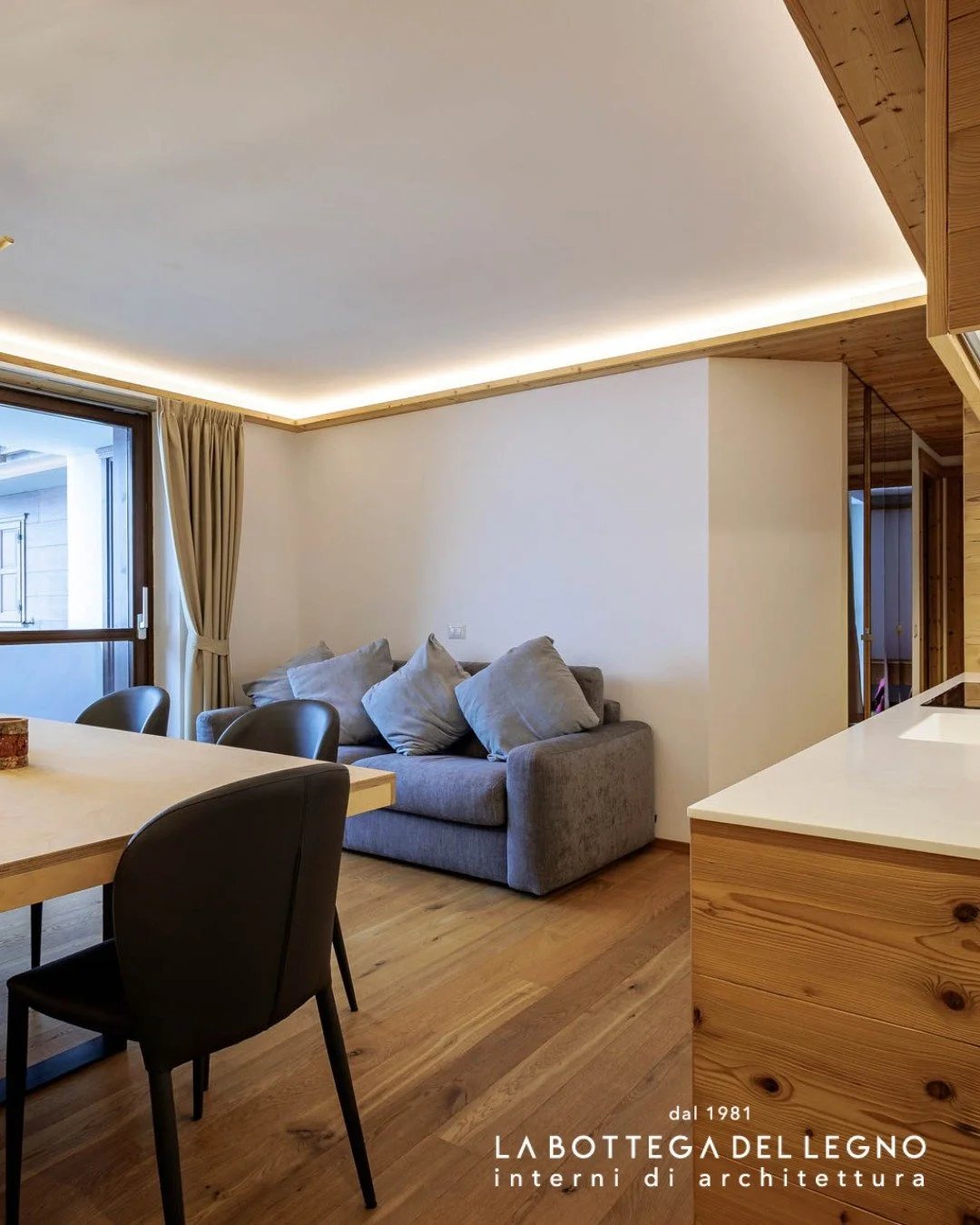 .
𝑨𝒕𝒎𝒐𝒔𝒇𝒆𝒓𝒂 𝒅𝒊 𝒍𝒖𝒄𝒆

Per valorizzare e illuminare l&rsquo;ambiente, le velette rappresentano una soluzione raffinata: incorniciano il soffitto e donano una luce morbida e uniforme che esalta i materiali e le finiture.

Progetto: @la_bo