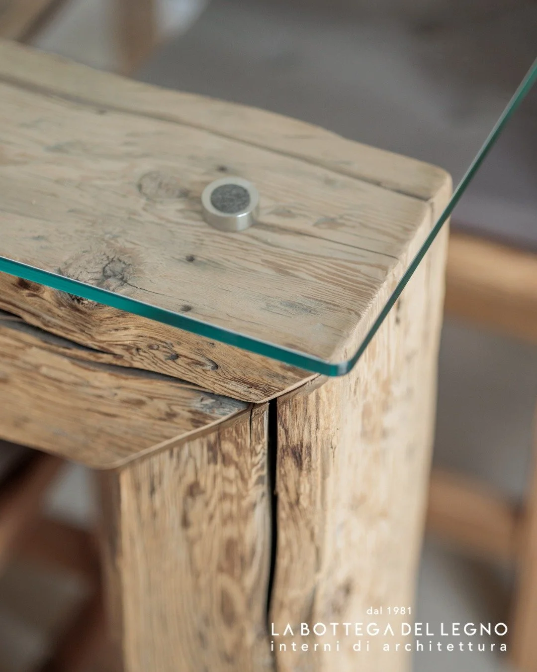 .
𝑻𝒓𝒂𝒅𝒊𝒛𝒊𝒐𝒏𝒆 𝒆 𝒕𝒓𝒂𝒔𝒑𝒂𝒓𝒆𝒏𝒛𝒂

Il fascino del legno antico dialoga con la trasparenza del cristallo, in un tavolo che unisce memoria e modernit&agrave;.

La superficie in vetro esalta ogni dettaglio delle tavole recuperate, lascian