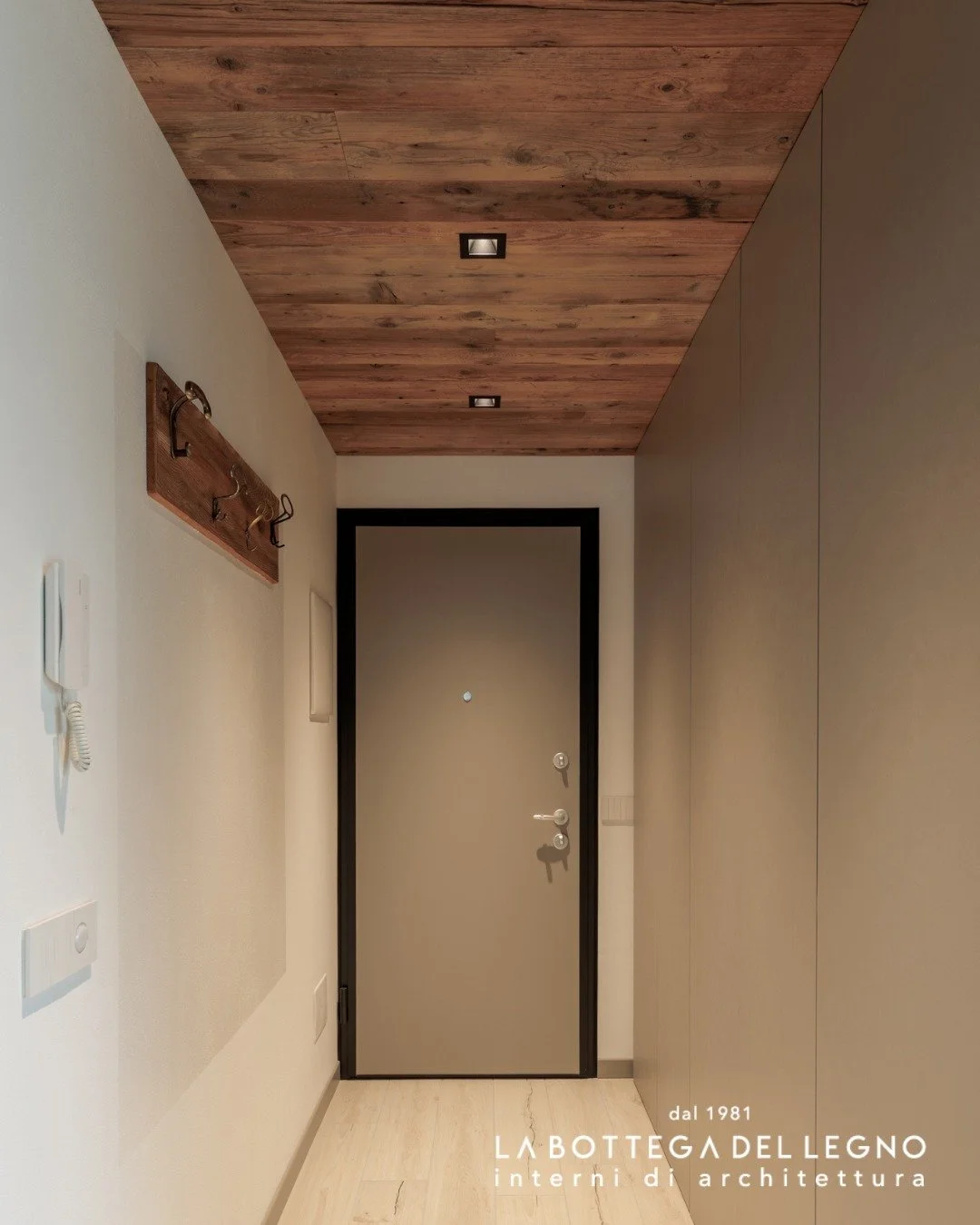 .
𝑽𝒆𝒏𝒂𝒕𝒖𝒓𝒆 𝒆 𝒄𝒐𝒏𝒕𝒓𝒂𝒔𝒕𝒊

Il legno vecchio, con le sue venature autentiche e le sue caratteristiche, si confronta con una finitura grigia materica che ne esalta la personalit&agrave;.

Un equilibrio di texture e colori che dona caratt