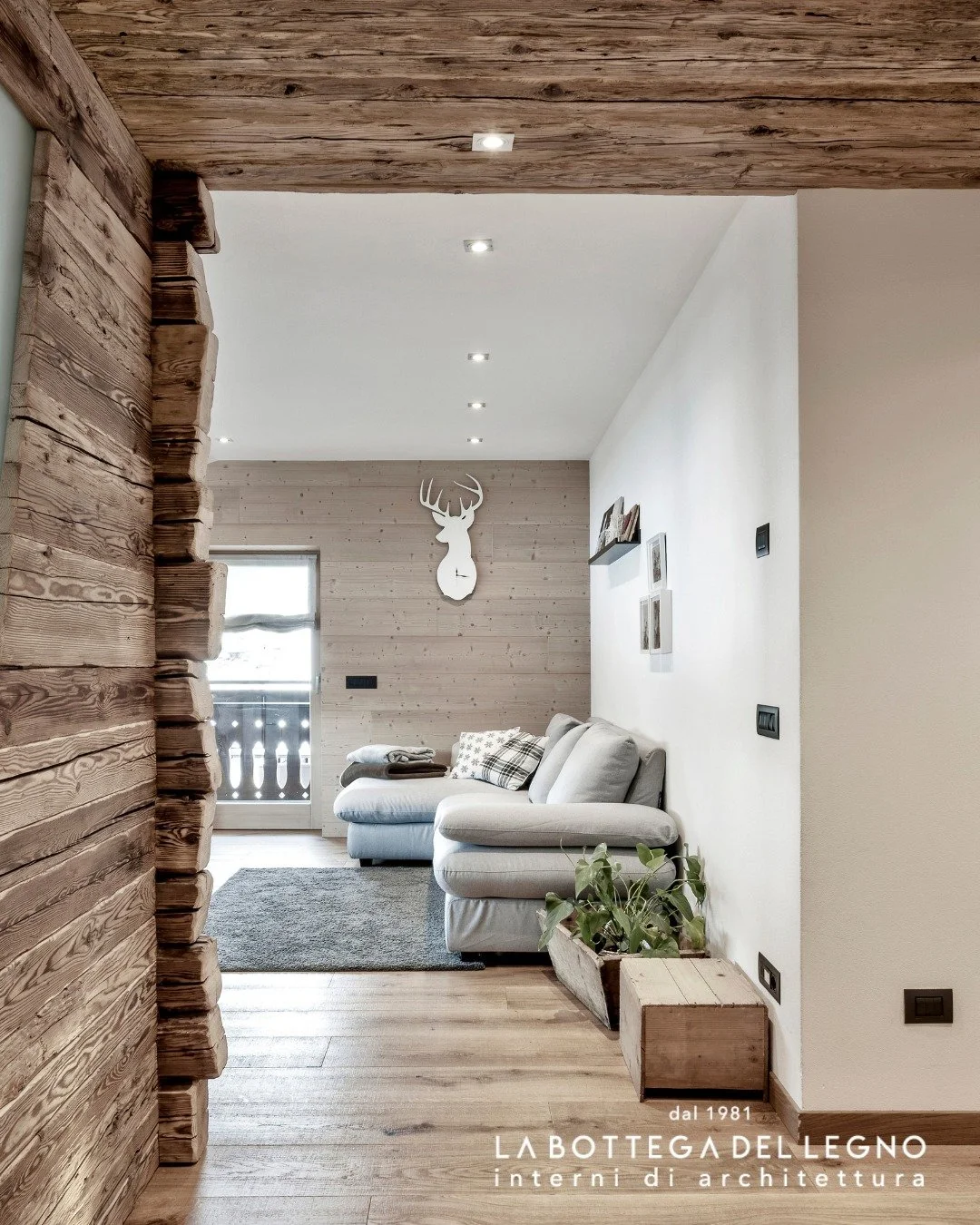 .
𝑨𝒕𝒎𝒐𝒔𝒇𝒆𝒓𝒆 𝒄𝒉𝒆 𝒂𝒗𝒗𝒐𝒍𝒈𝒐𝒏𝒐

Un appartamento che si apre con il carattere del legno vecchio: una parete divisoria che accompagna lo sguardo e un controsoffitto che avvolge con la sua atmosfera calda, vissuta.

Le venature antiche r