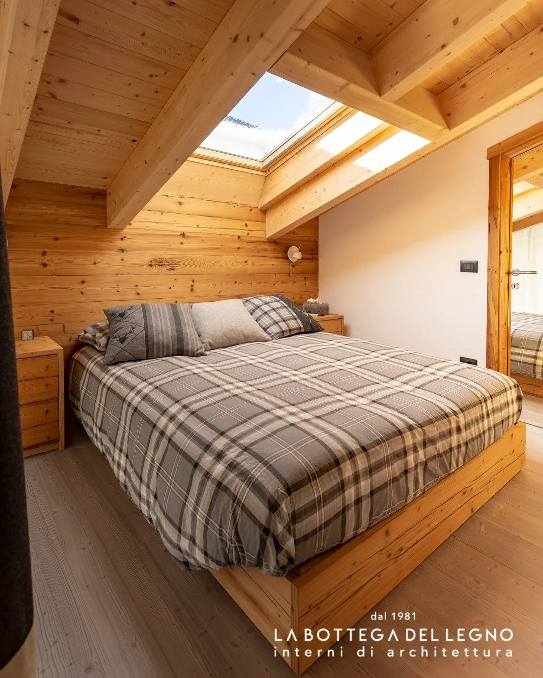 .
✨ 𝑺𝒕𝒆𝒍𝒍𝒆 𝒆 𝒅𝒆𝒔𝒊𝒅𝒆𝒓𝒊 ✨

Chi vuole guardare le stelle prima di dormire? 
In questa camera &egrave; possibile.

Grazie al lucernario sopra al letto, ci si addormenta con lo sguardo rivolto al cielo, lasciando spazio ai sogni e ai deside