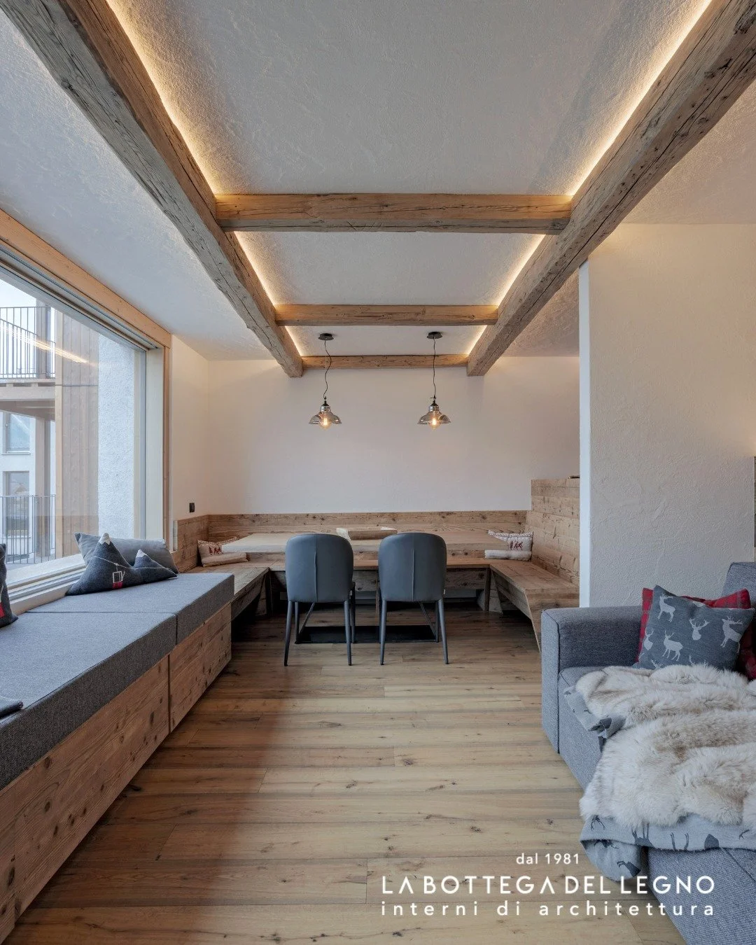 .
𝑺𝒕𝒓𝒖𝒕𝒕𝒖𝒓𝒂 𝒆 𝒄𝒂𝒓𝒂𝒕𝒕𝒆𝒓𝒆

Un ingresso definito dalla creazione di un controsoffitto strutturale in legno vecchio,  che dona carattere e profondit&agrave; allo spazio fin dal primo sguardo.

Progetto: @la_bottegadellegno 

#labottega