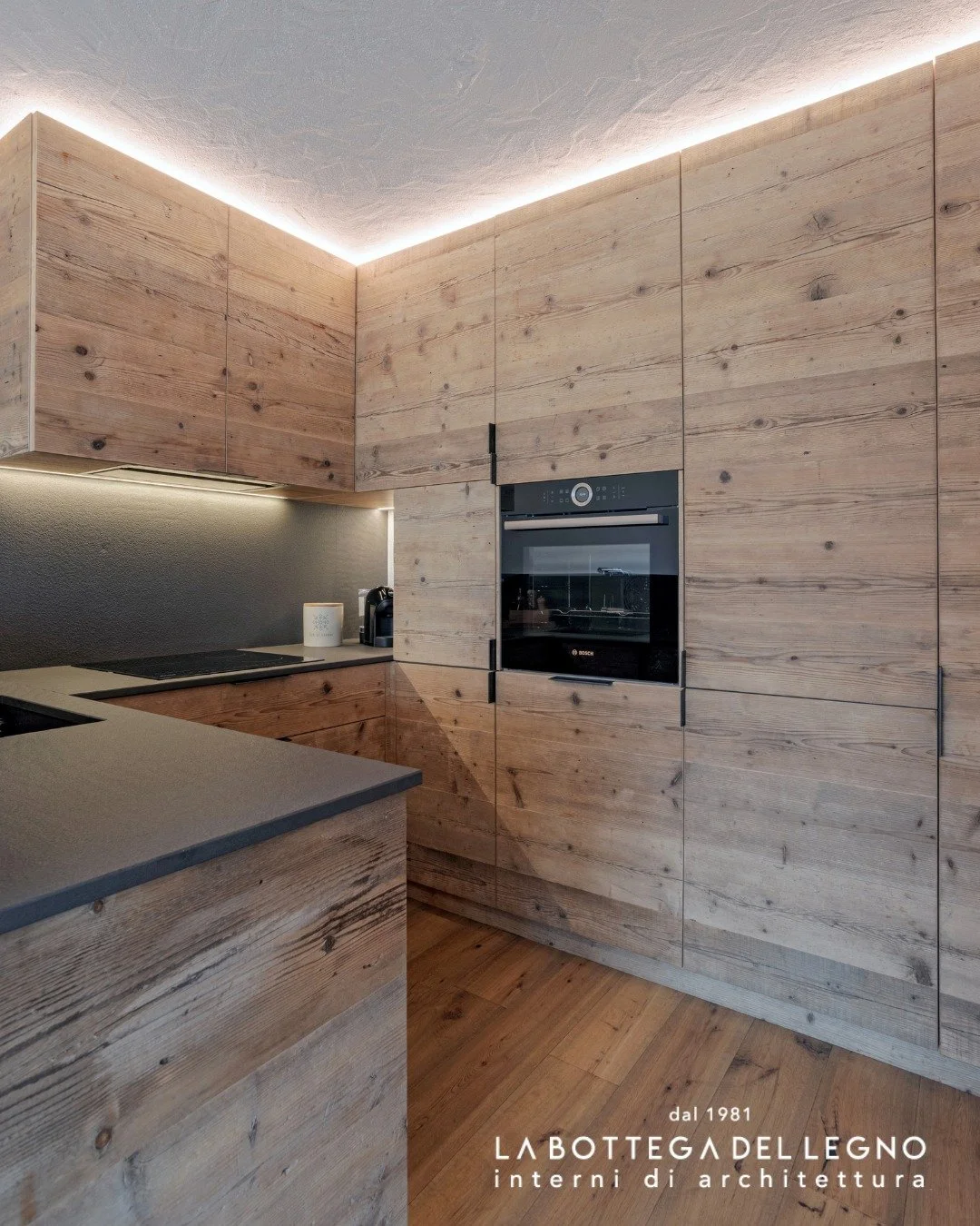 .
𝑼𝒏𝒂 𝒄𝒖𝒄𝒊𝒏𝒂 𝒄𝒉𝒆 𝒓𝒂𝒄𝒄𝒐𝒏𝒕𝒂

Una cucina su tre lati, realizzata in legno vecchio, pensata per essere vissuta ogni giorno.
Le maniglie in ferro disegnate da noi, aggiungono carattere e solidit&agrave;, mentre il top in Stone Italiana