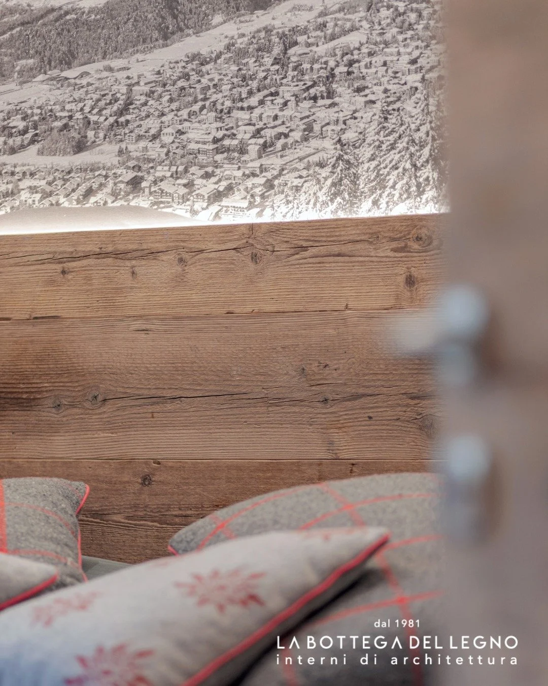 .
𝑰𝒍 𝒄𝒂𝒍𝒐𝒓𝒆 𝒅𝒆𝒍 𝒍𝒆𝒈𝒏𝒐, 𝒍𝒂 𝒒𝒖𝒊𝒆𝒕𝒆 𝒅𝒆𝒍𝒍𝒂 𝒏𝒆𝒗𝒆

Un equilibrio delicato tra il calore del legno vecchio e il silenzio dell&rsquo;inverno, per uno spazio pensato per rallentare e ritrovare energia. 

Progetto: @la_bottegad