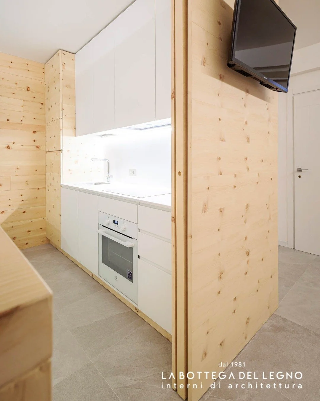 .
𝑶𝒈𝒏𝒊 𝒄𝒆𝒏𝒕𝒊𝒎𝒆𝒕𝒓𝒐 𝒄𝒐𝒏𝒕𝒂

Il su misura fa sempre la differenza, in particolare negli spazi ridotti.
Ogni centimetro &egrave; pensato per essere vissuto.

Qui, il calore del cirmolo incontra il laccato bianco, in un contrasto equilib