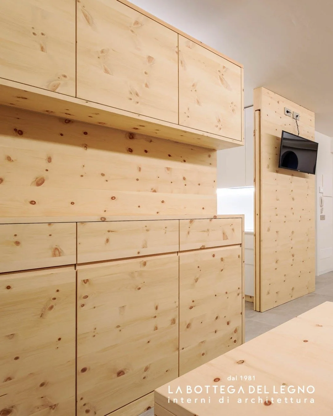 .
𝑫𝒊𝒗𝒊𝒅𝒆𝒓𝒆 𝒔𝒆𝒏𝒛𝒂 𝒄𝒉𝒊𝒖𝒅𝒆𝒓𝒆

Per dividere l&rsquo;ambiente, la scelta &egrave; stata quella di utilizzare
un armadio e una parete in legno, elementi funzionali che definiscono gli spazi senza chiuderli.

Progetto: @la_bottegadelleg