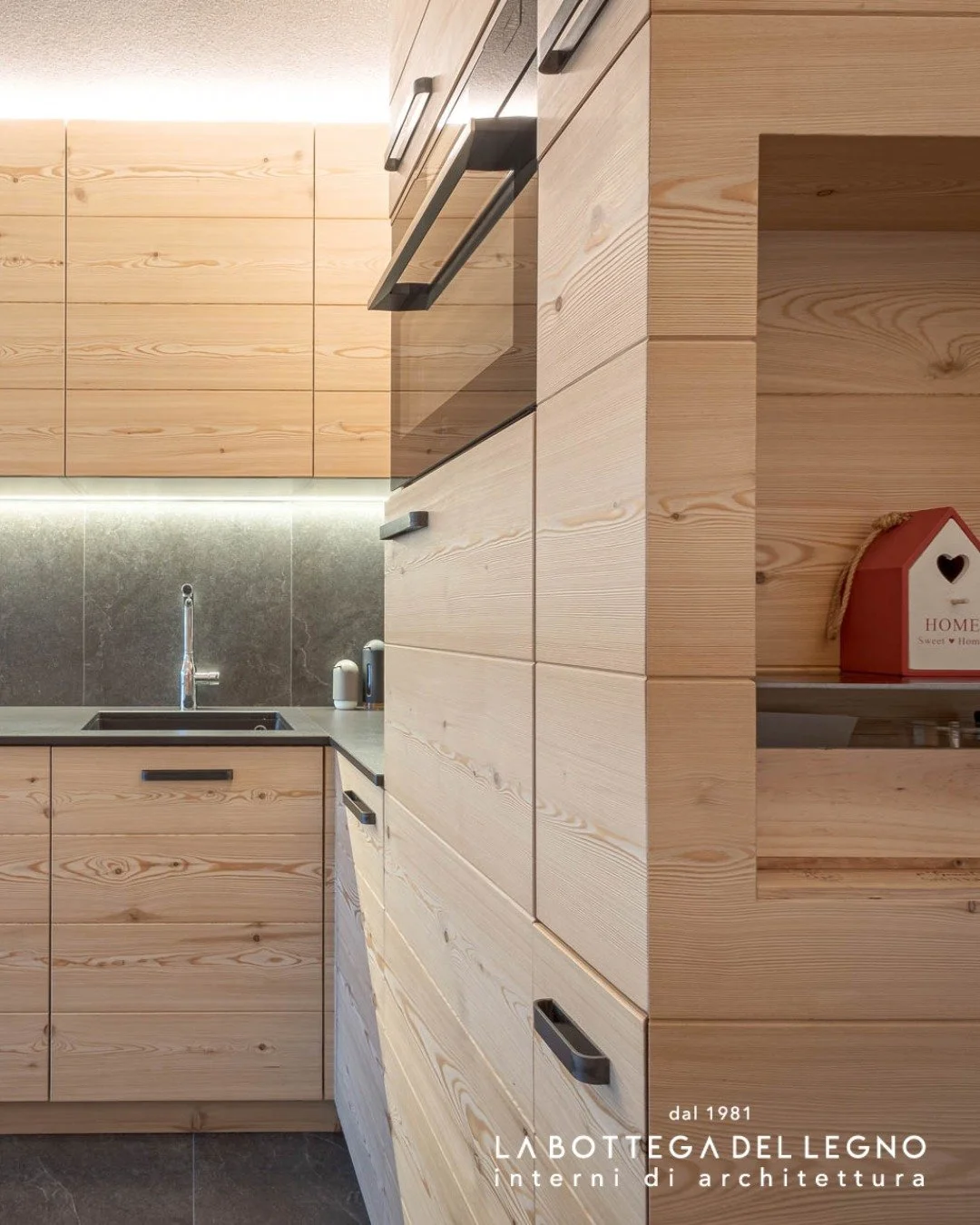 .
𝑳𝒊𝒏𝒆𝒆 𝒆𝒔𝒔𝒆𝒏𝒛𝒊𝒂𝒍𝒊, 𝒂𝒖𝒕𝒆𝒏𝒕𝒊𝒄𝒂 𝒂𝒓𝒕𝒊𝒈𝒊𝒂𝒏𝒂𝒍𝒊𝒕𝒂̀

Cucina in larice siberiano con top in Dekton Sirius, completa di elettrodomestici Electrolux e cantina vini Liebherr.

Materiali di qualit&agrave;, lavorazione artigia